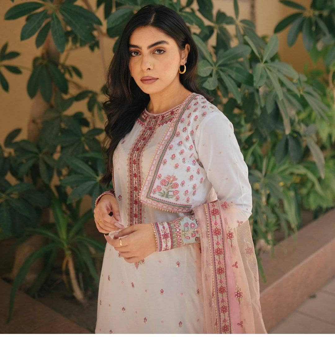 img_qalamkar_luxury_lawn_2021_awwal_boutique