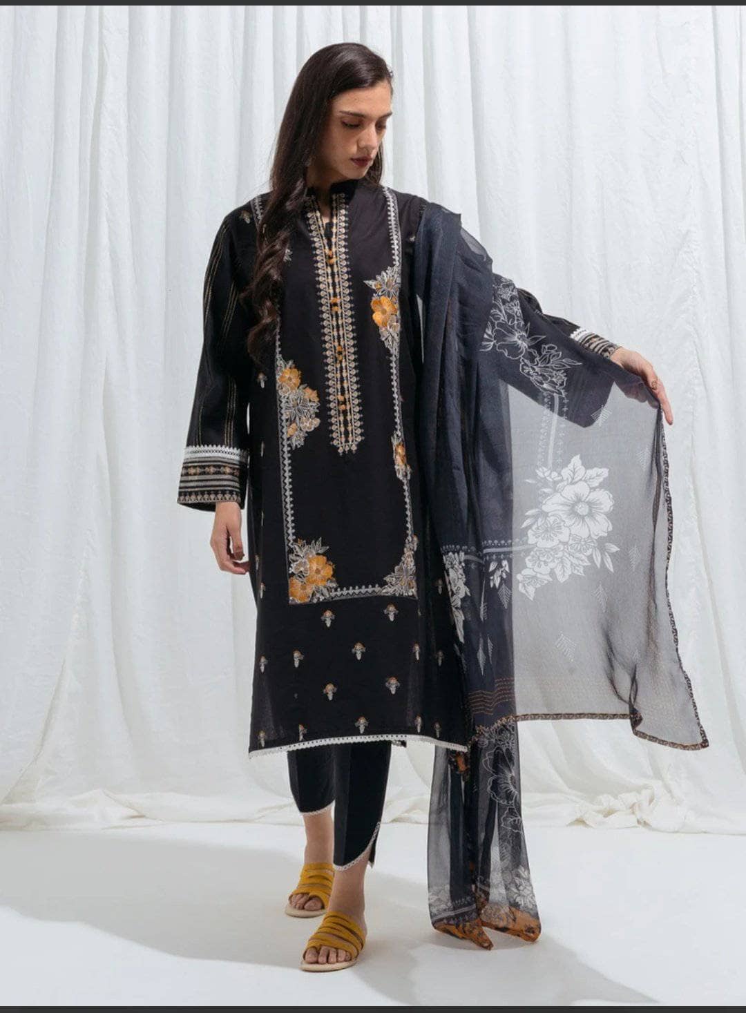 img_beechtree_monochrome_lawn_2021_awwal_boutique