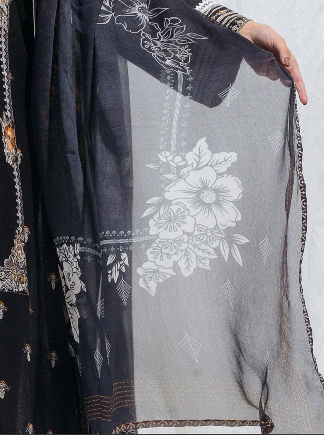 img_beechtree_monochrome_lawn_2021_awwal_boutique