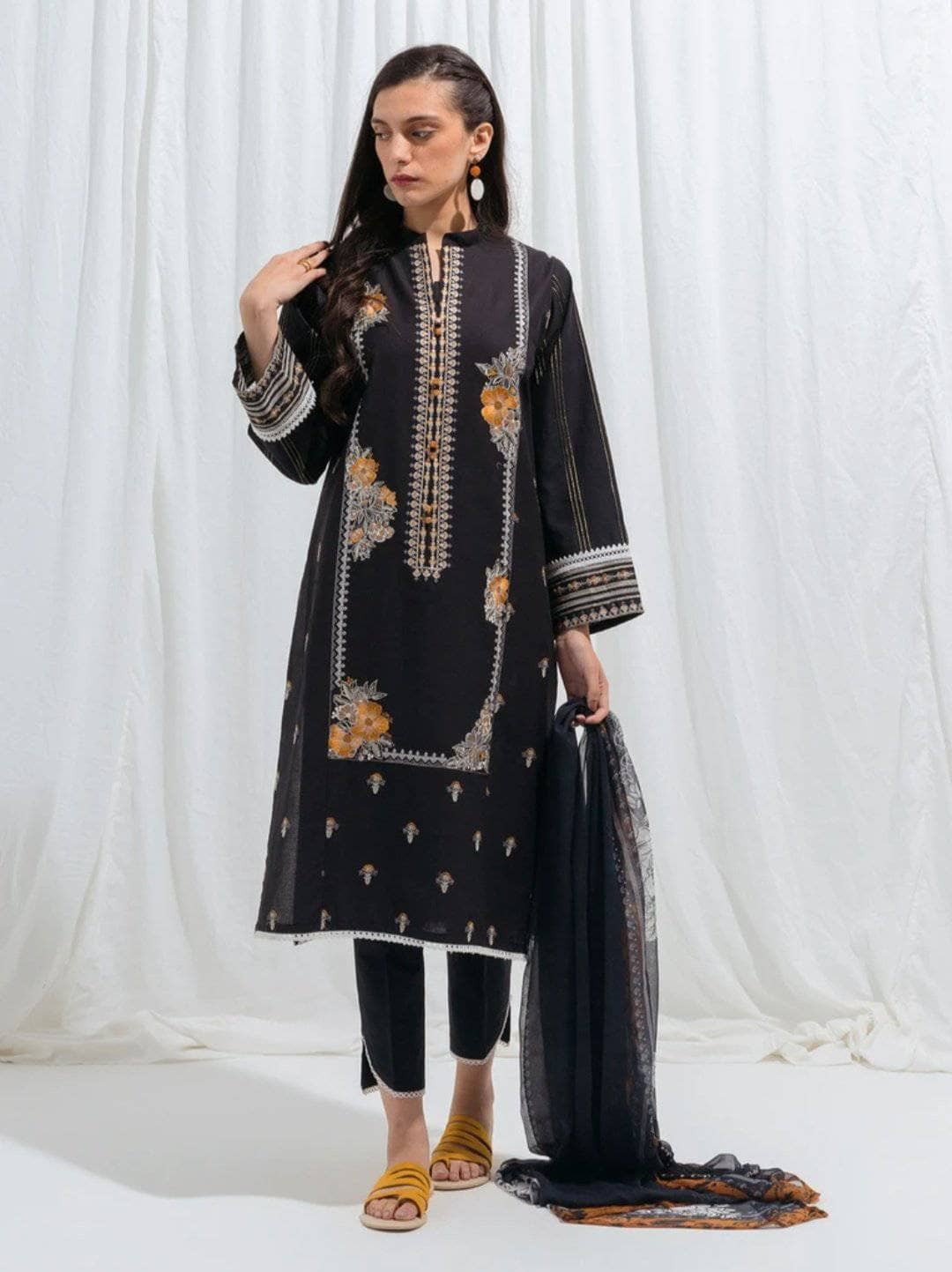 img_beechtree_monochrome_lawn_2021_awwal_boutique