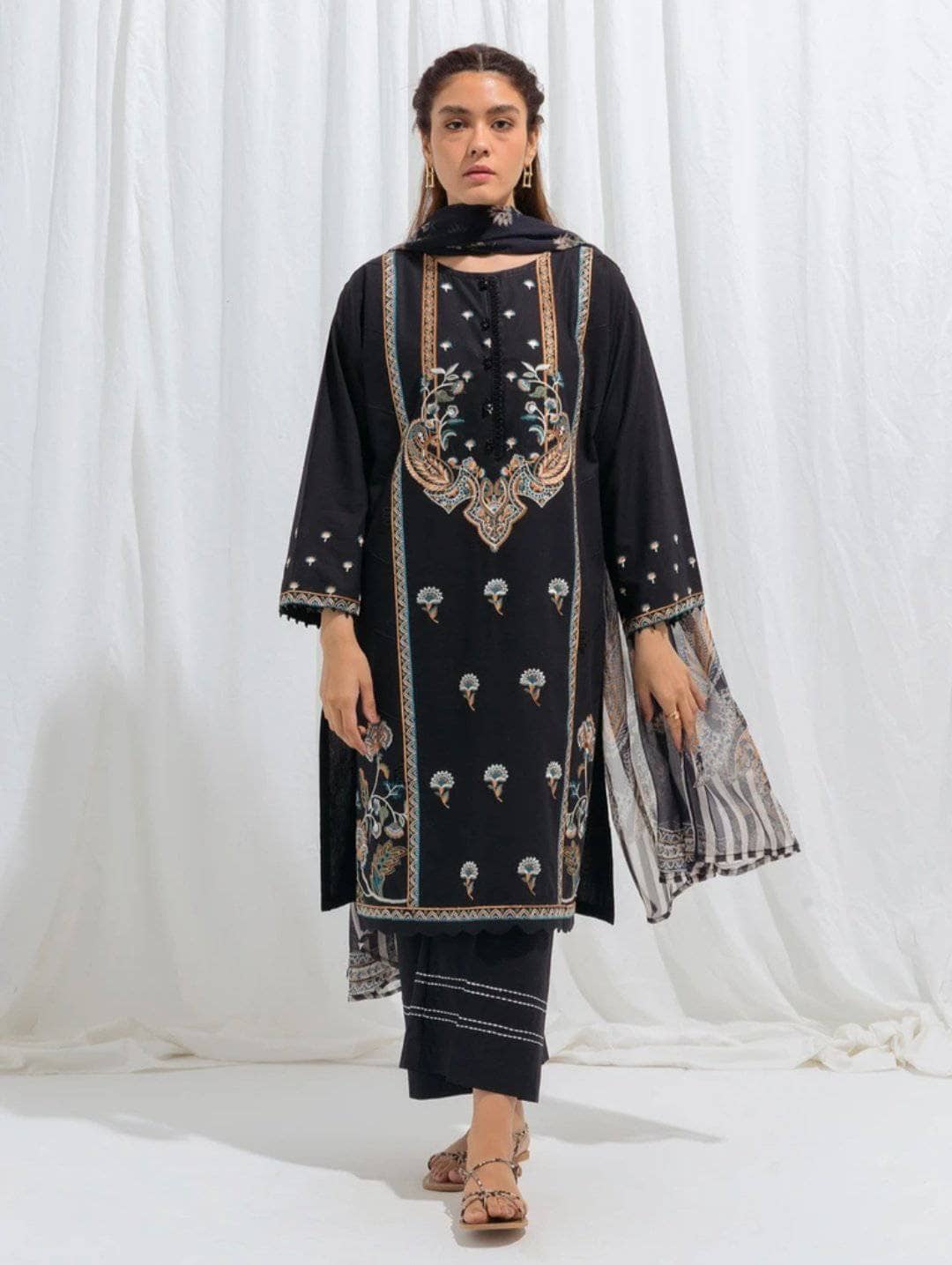 img_beechtree_monochrome_lawn_2021_awwal_boutique