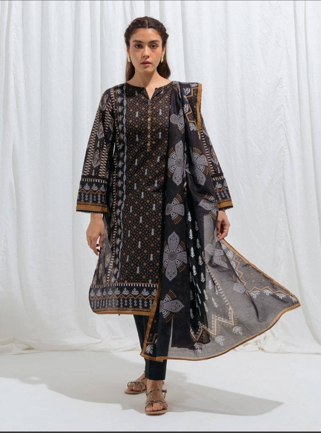 img_beechtree_monochrome_lawn_2021_awwal_boutique