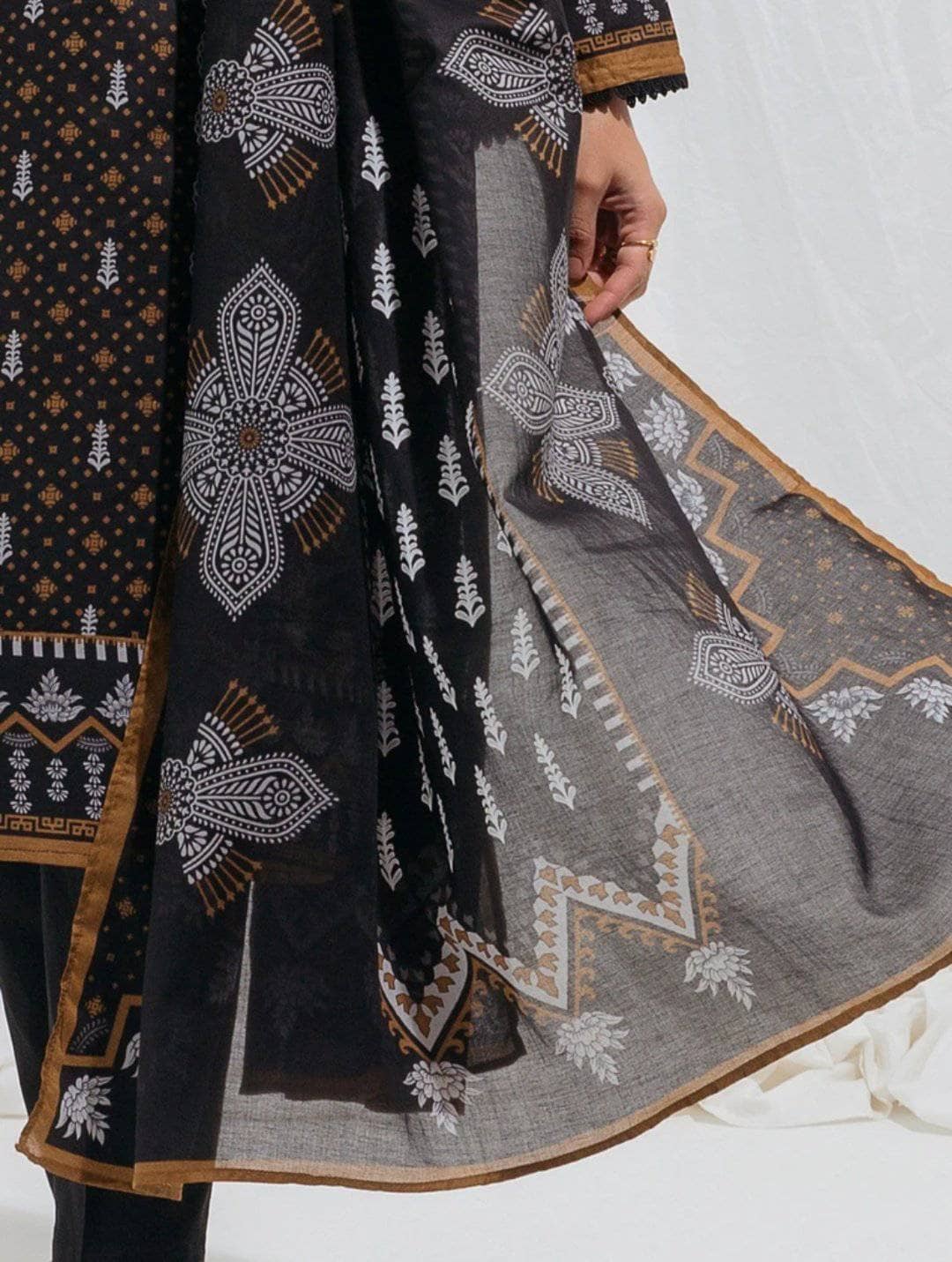 img_beechtree_monochrome_lawn_2021_awwal_boutique