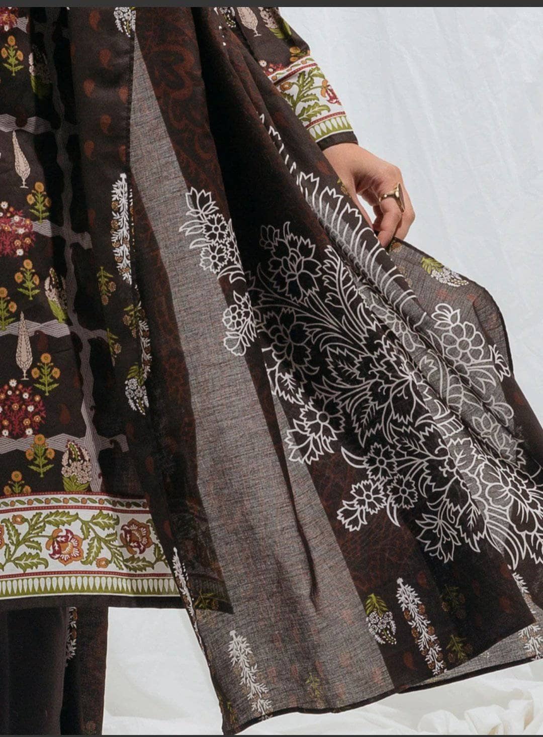 img_beechtree_monochrome_lawn_2021_awwal_boutique