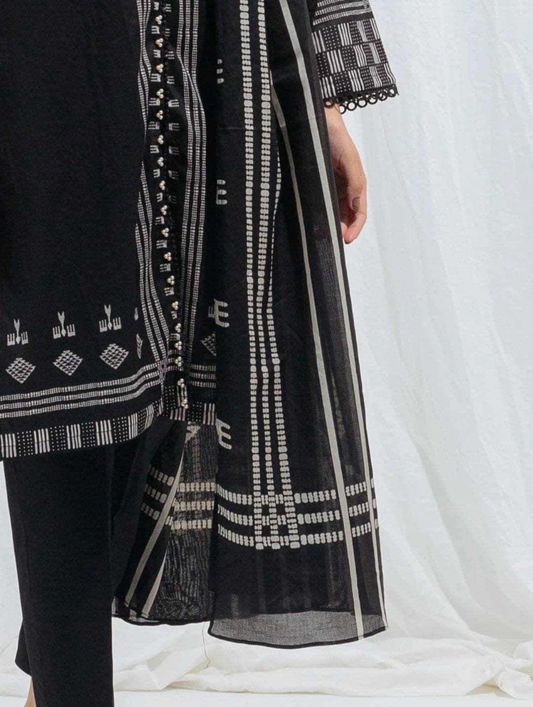 img_beechtree_monochrome_lawn_2021_awwal_boutique