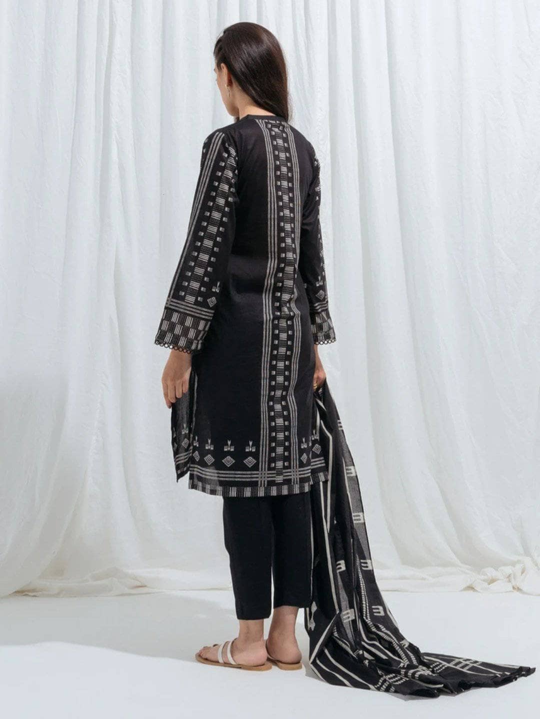 img_beechtree_monochrome_lawn_2021_awwal_boutique