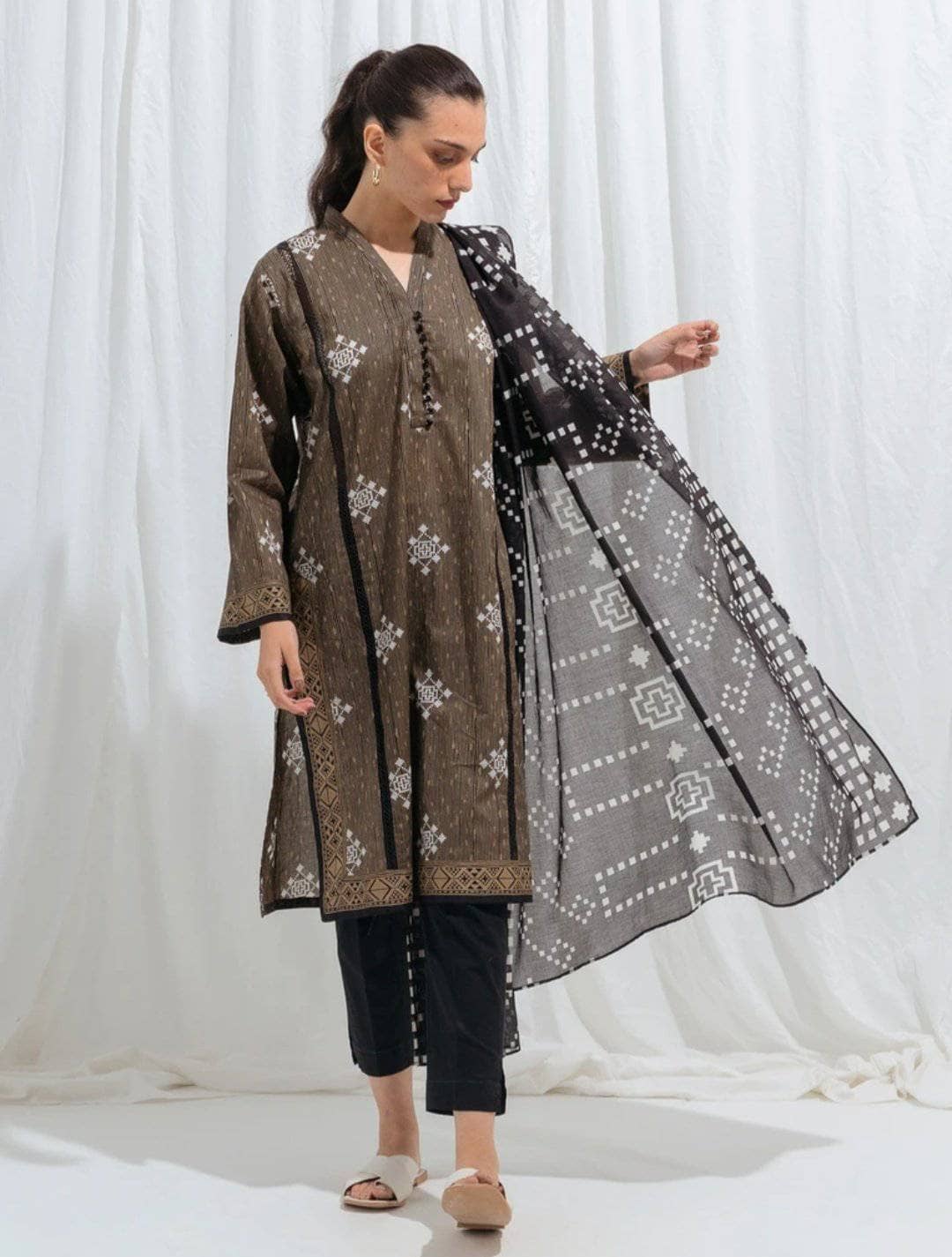 img_beechtree_lawn_monochrome_2021_awwal_boutique