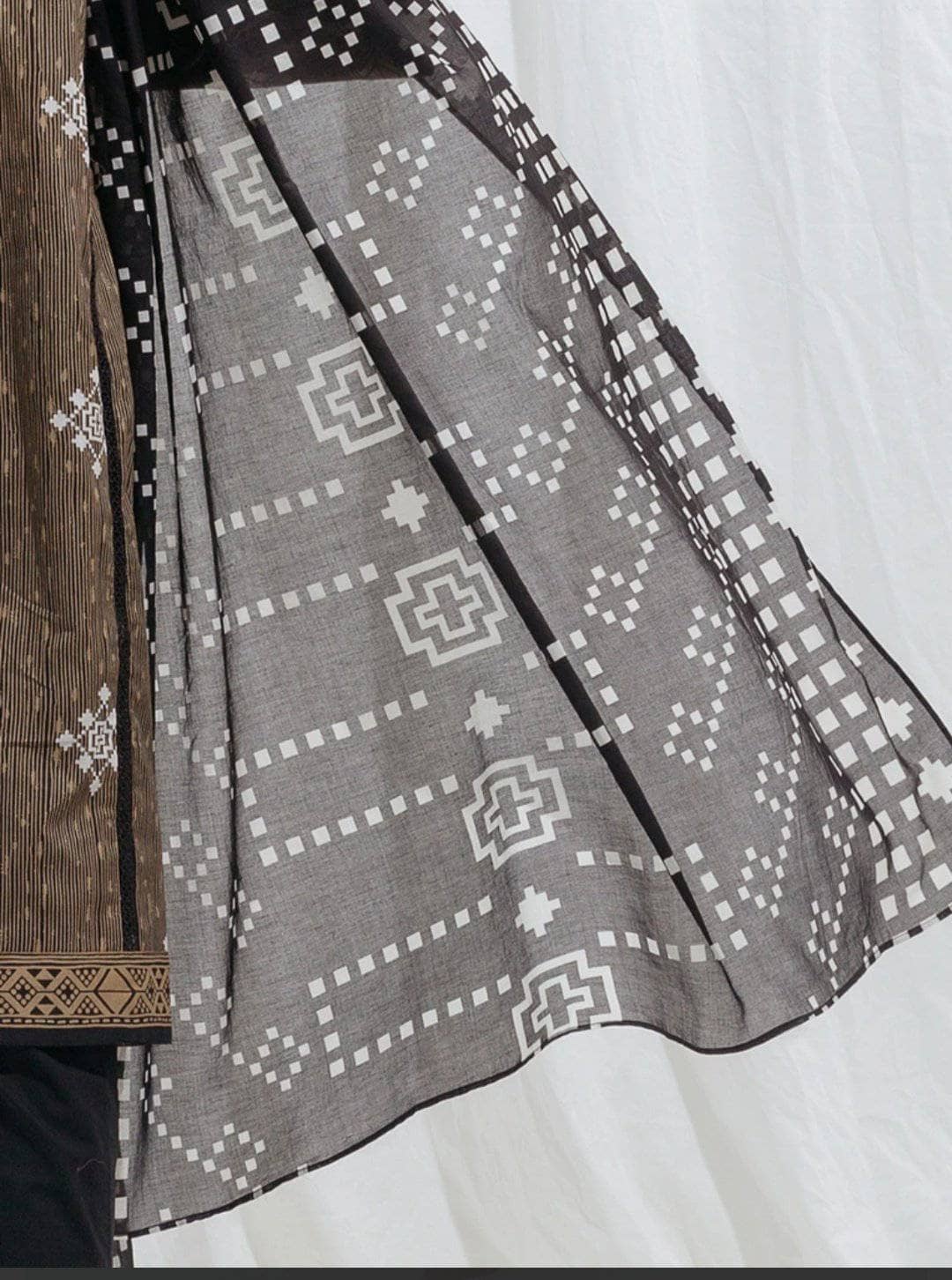 img_beechtree_lawn_monochrome_2021_awwal_boutique