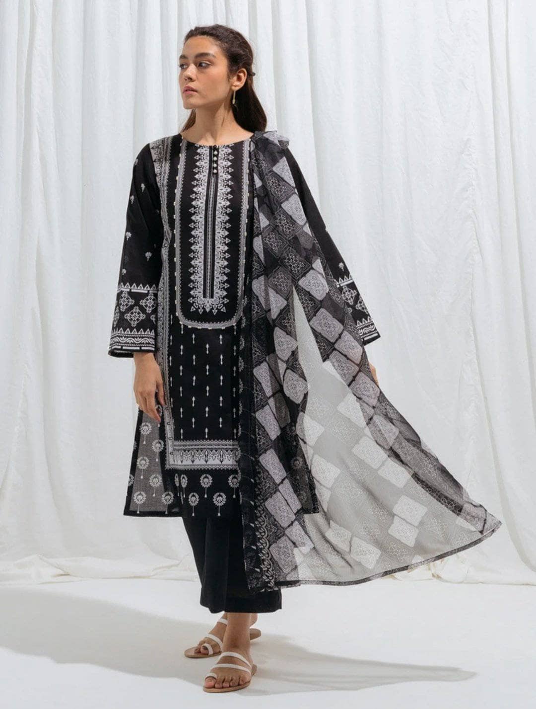 img_beechtree_monochrome_lawn_2021_awwal_boutique