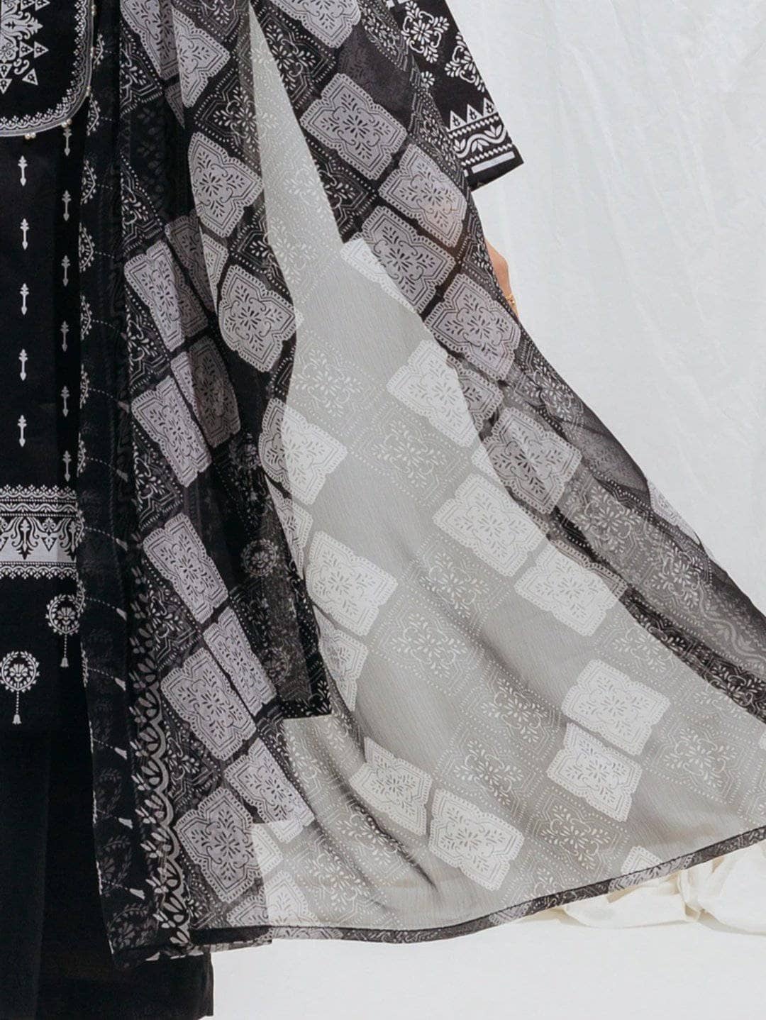 img_beechtree_monochrome_lawn_2021_awwal_boutique