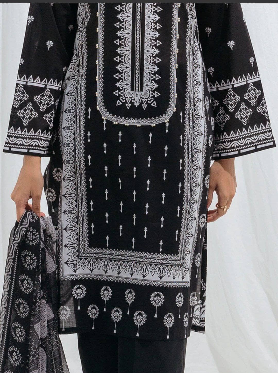 img_beechtree_monochrome_lawn_2021_awwal_boutique