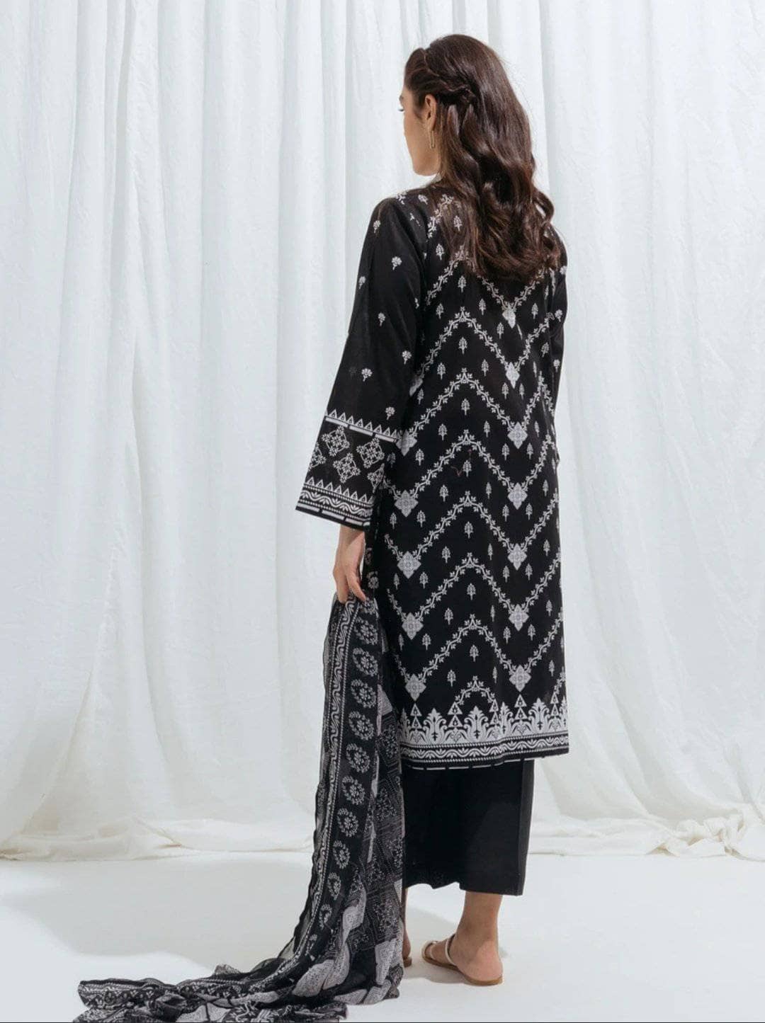 img_beechtree_monochrome_lawn_2021_awwal_boutique