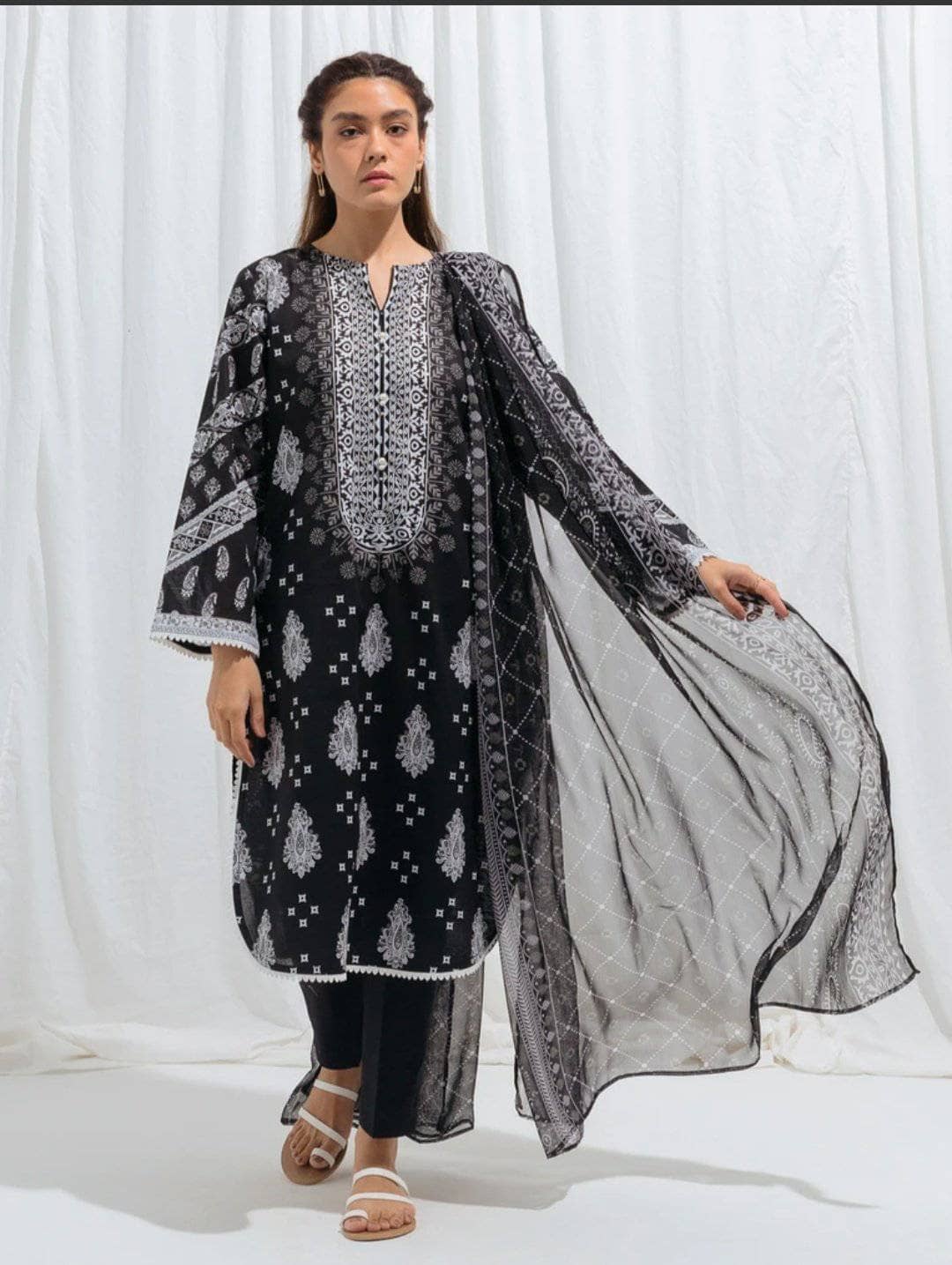 img_beechtree_monochrome_lawn_2021_awwal_boutique