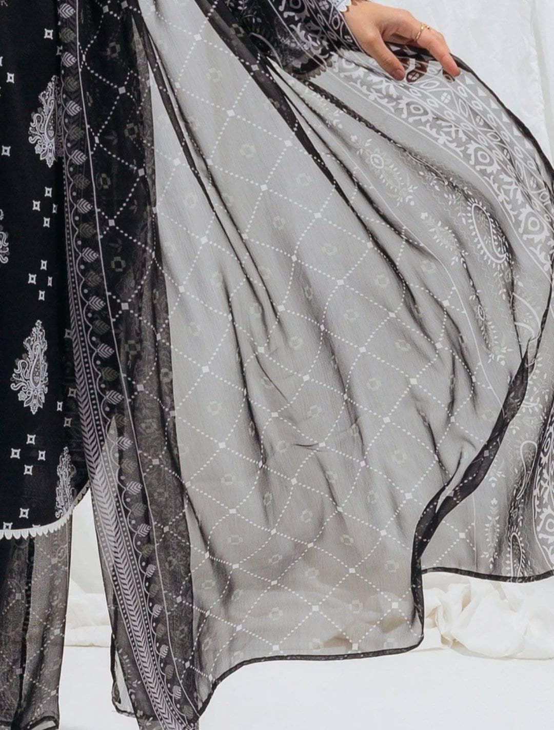 img_beechtree_monochrome_lawn_2021_awwal_boutique