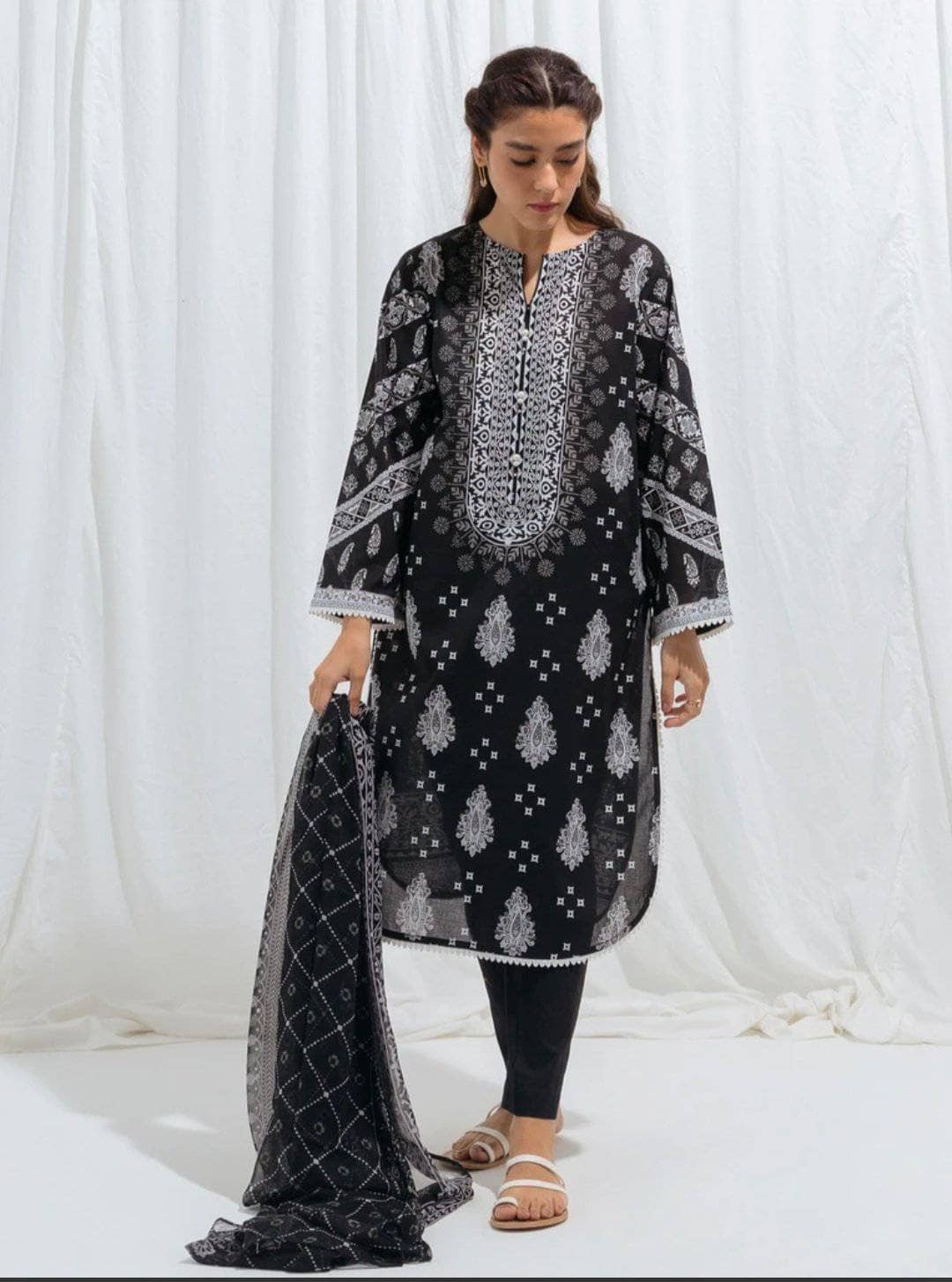 img_beechtree_monochrome_lawn_2021_awwal_boutique