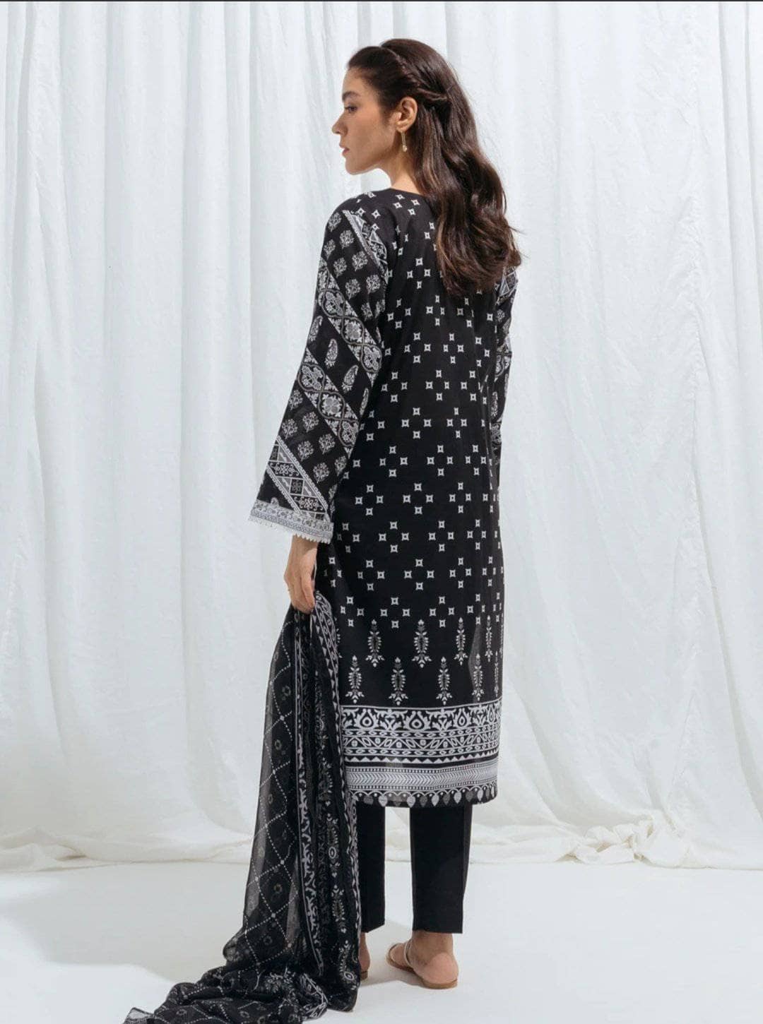 img_beechtree_monochrome_lawn_2021_awwal_boutique