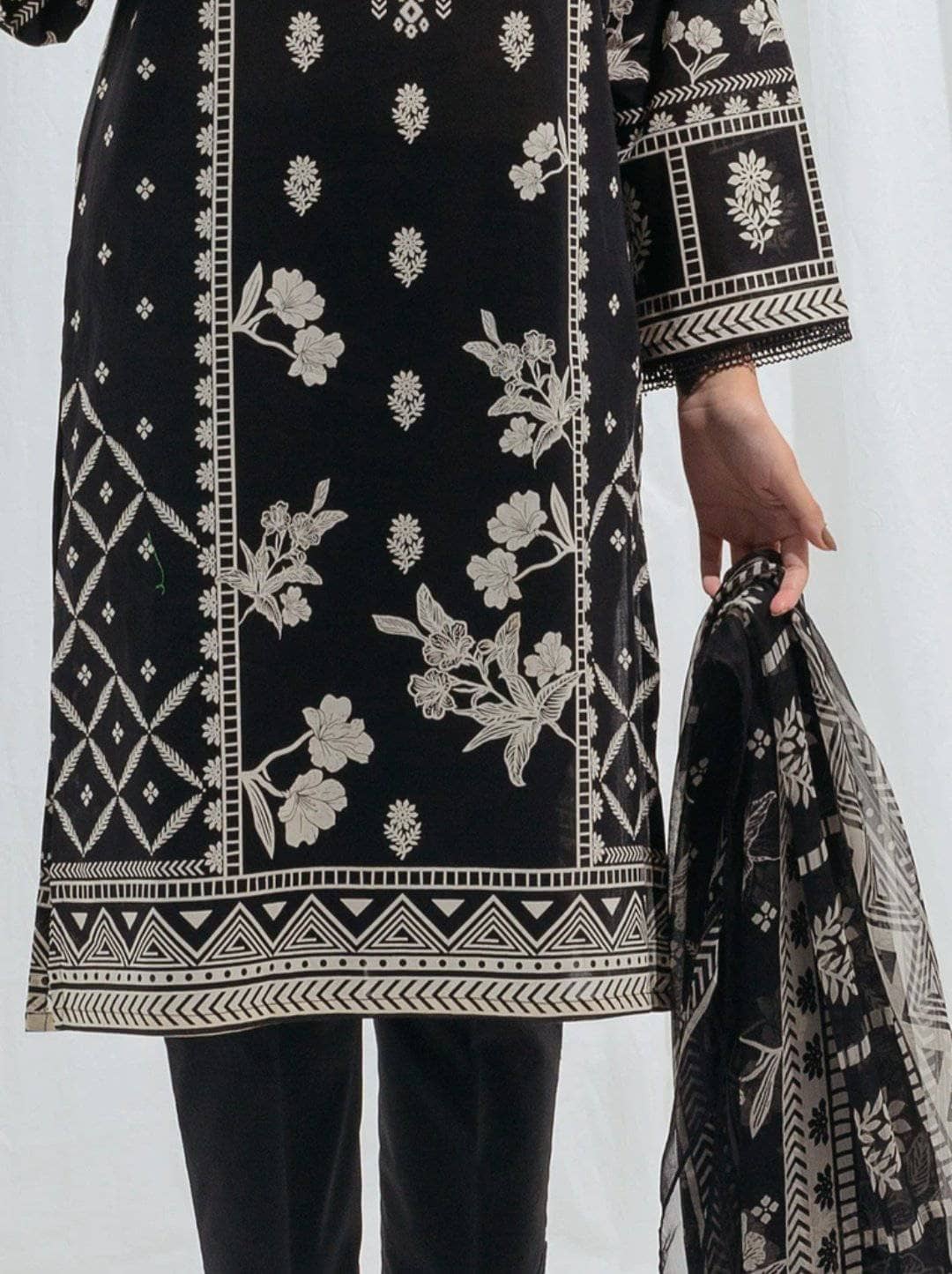 img_beechtree_monochrome_awwal_boutique