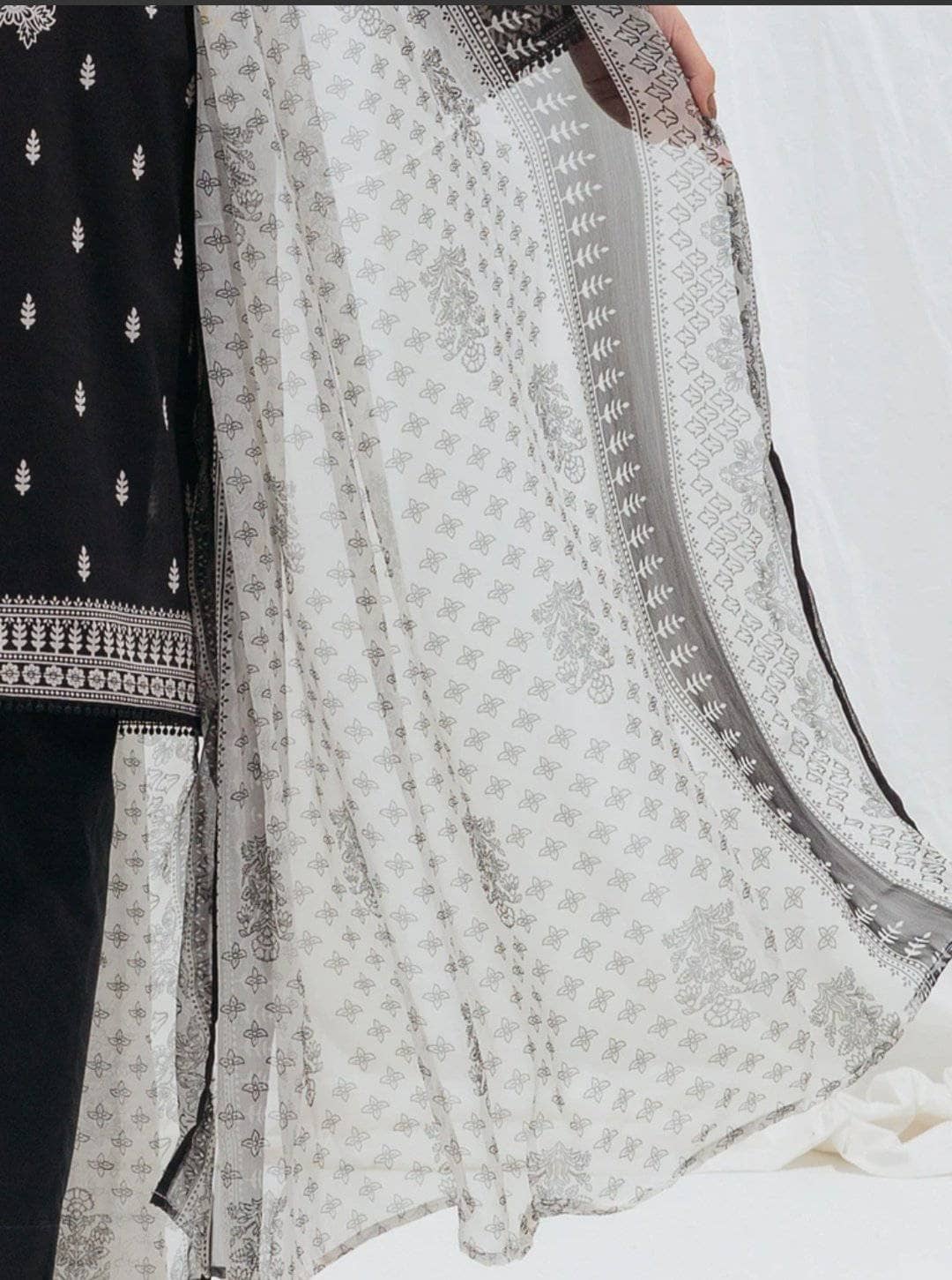 img_beechtree_monochrome_lawn_awwal_boutique