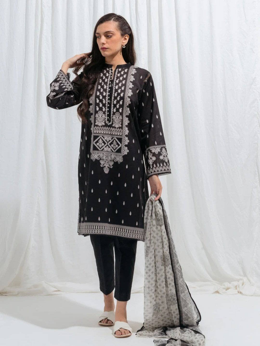 img_beechtree_monochrome_lawn_awwal_boutique