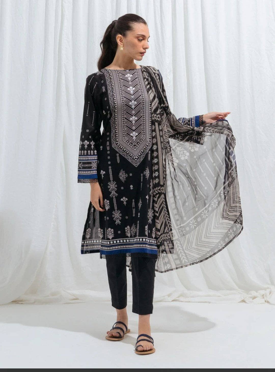 img_beechtree_monochrome_lawn_2021_awwal_boutique