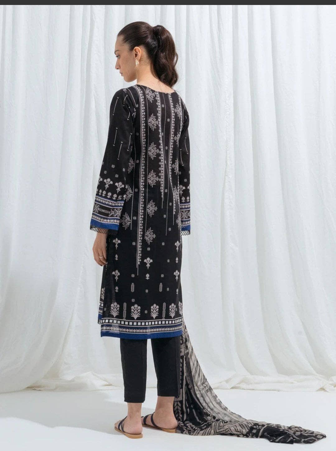 img_beechtree_monochrome_lawn_2021_awwal_boutique