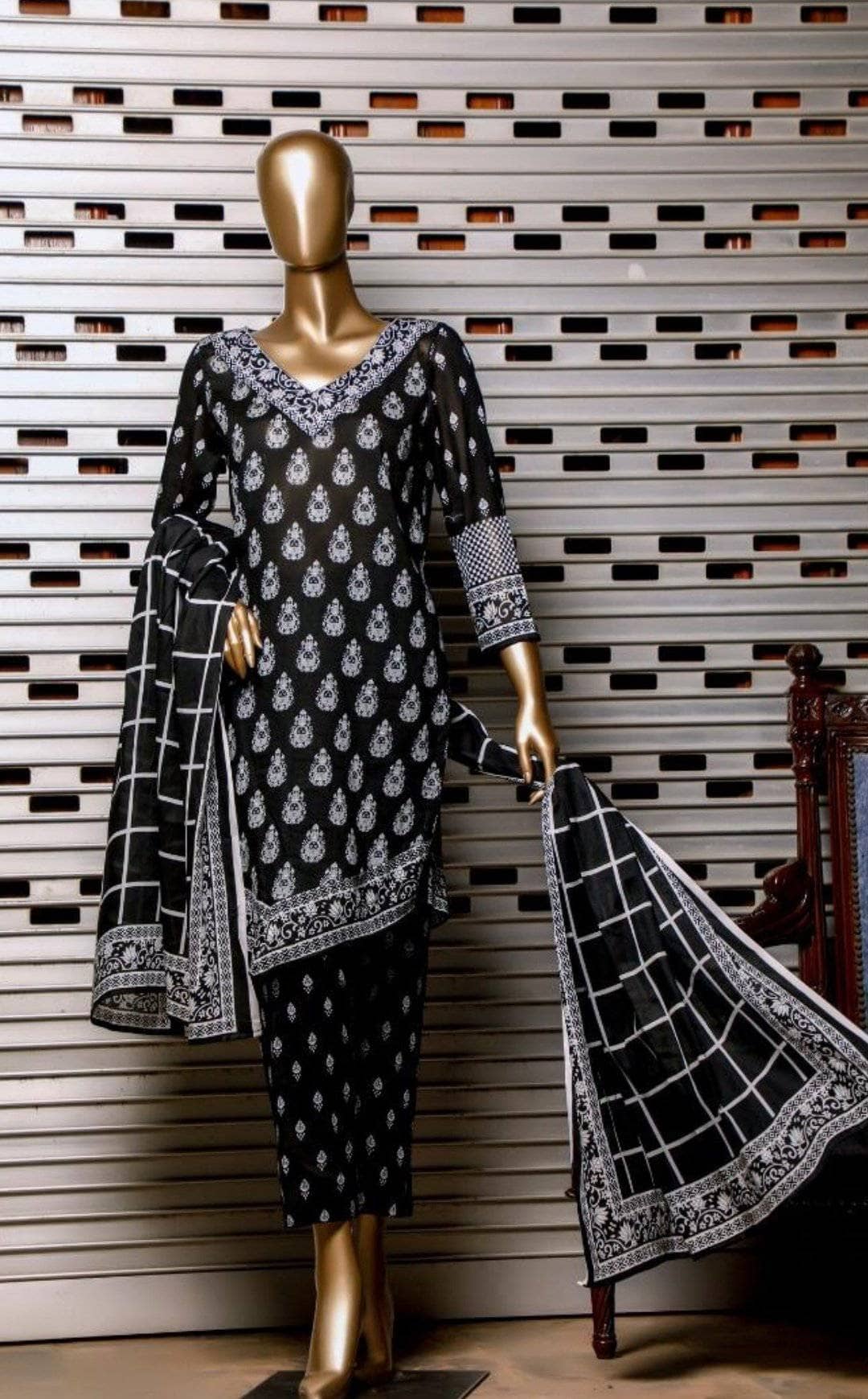 img_rangeli_gold_black_and_white_collection_awwal_boutique