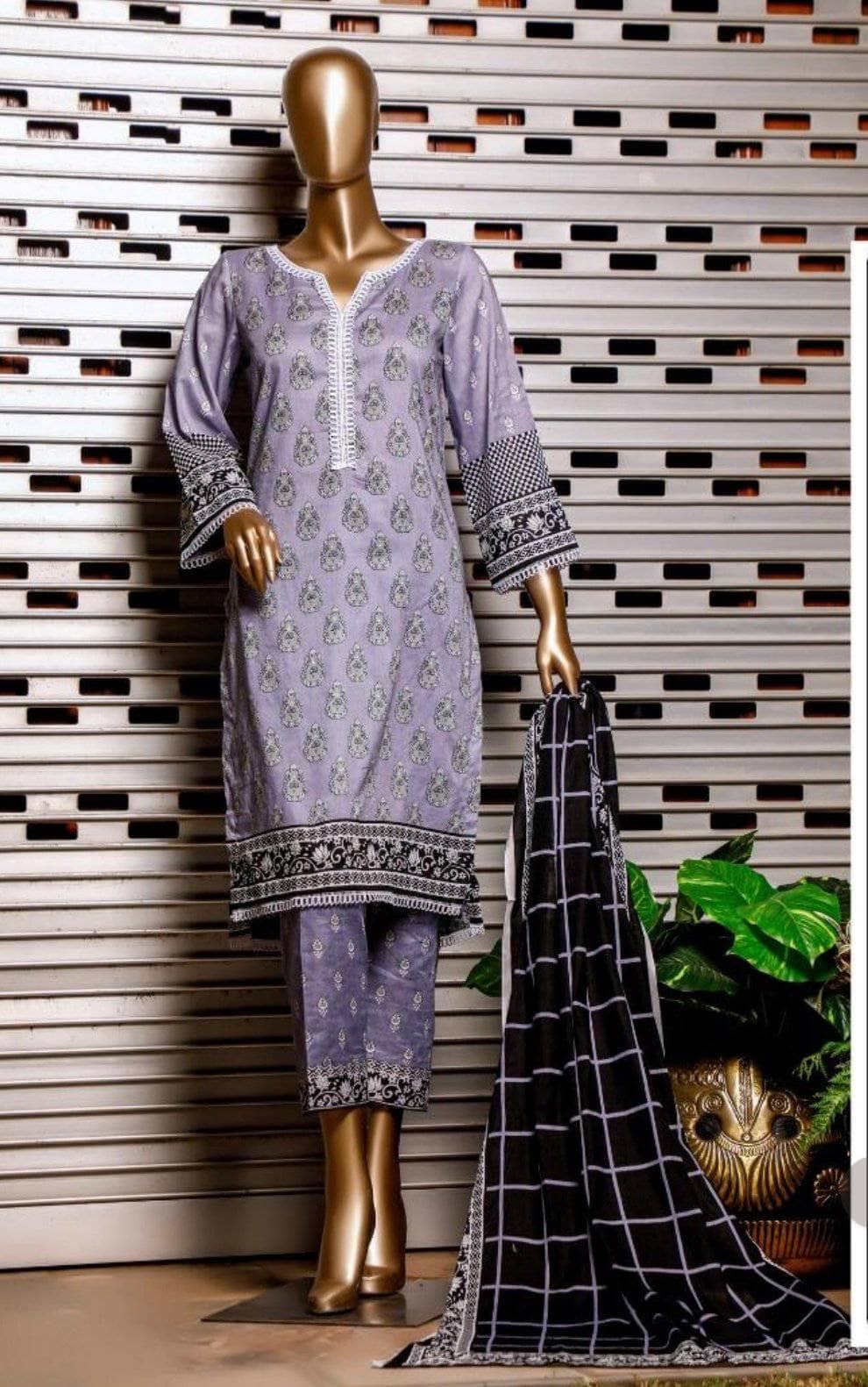 img_rangeli_gold_black_and_white_collection_awwal_boutique
