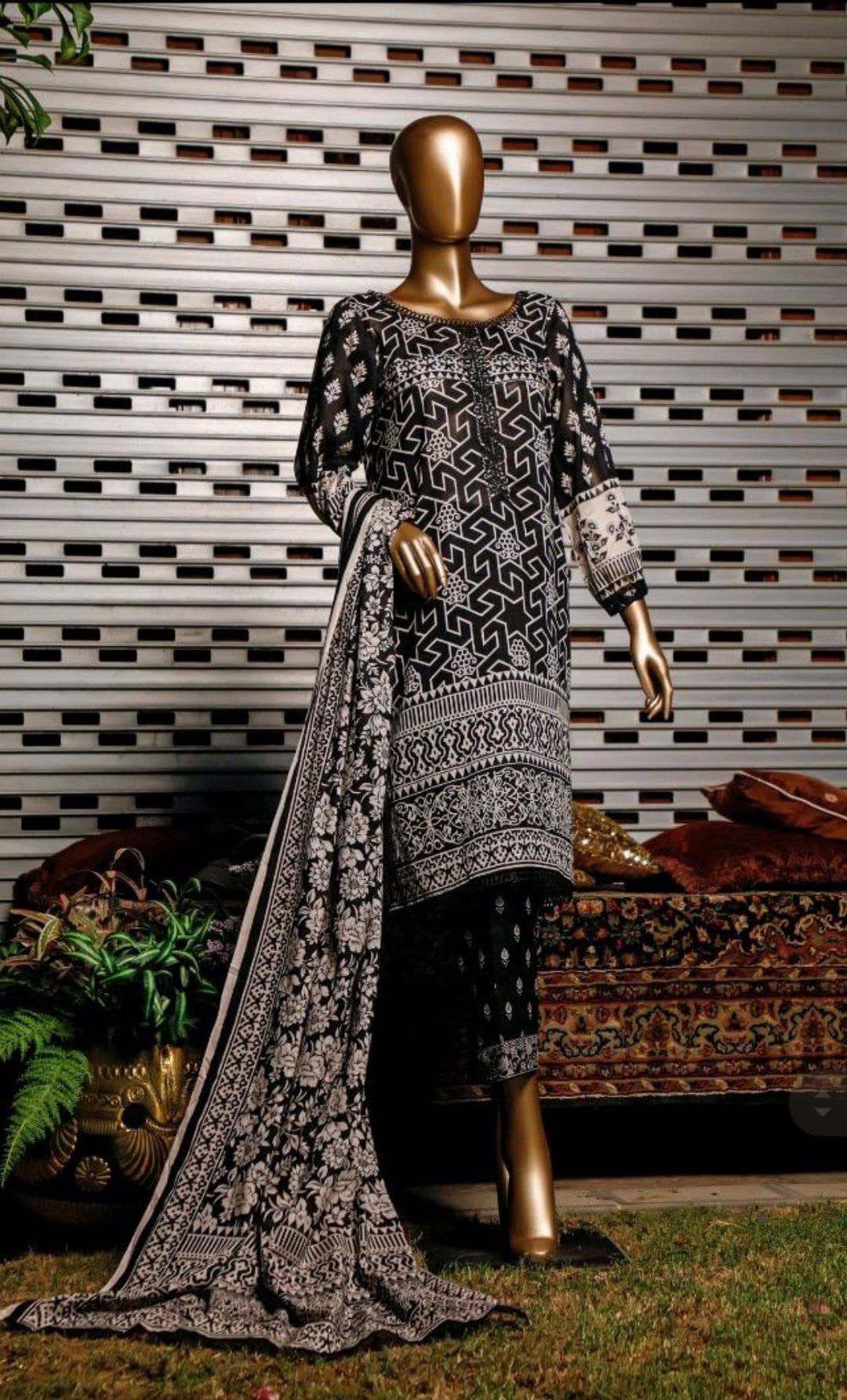img_rangeli_gold_black_and_white_collection_awwal_boutique