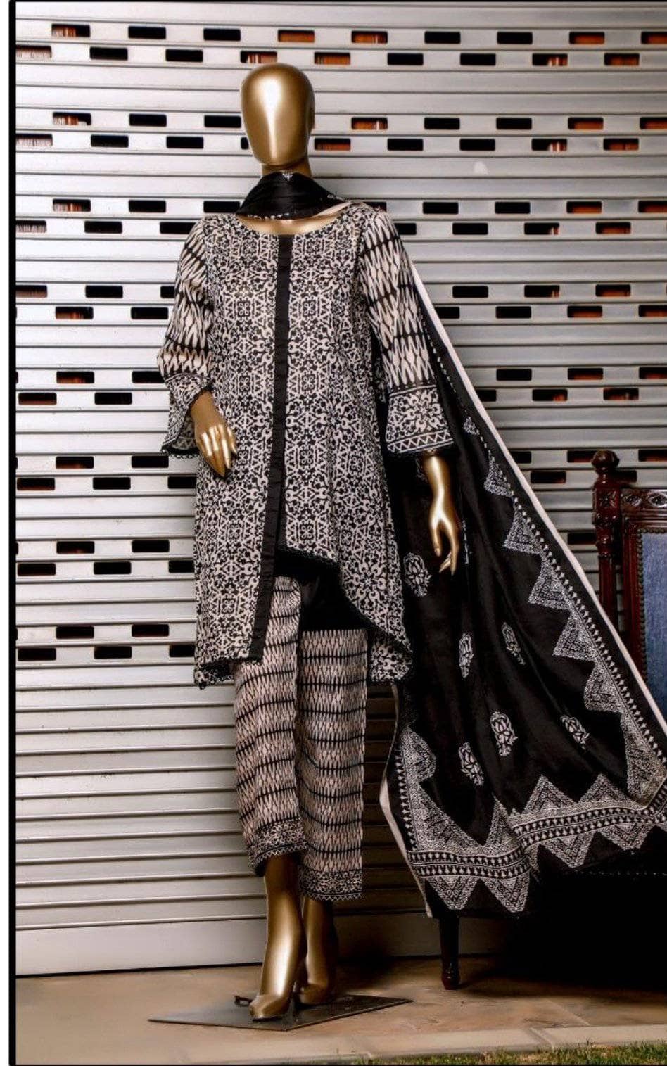 img_rangeli_gold_black_and_white_collection_awwal_boutique