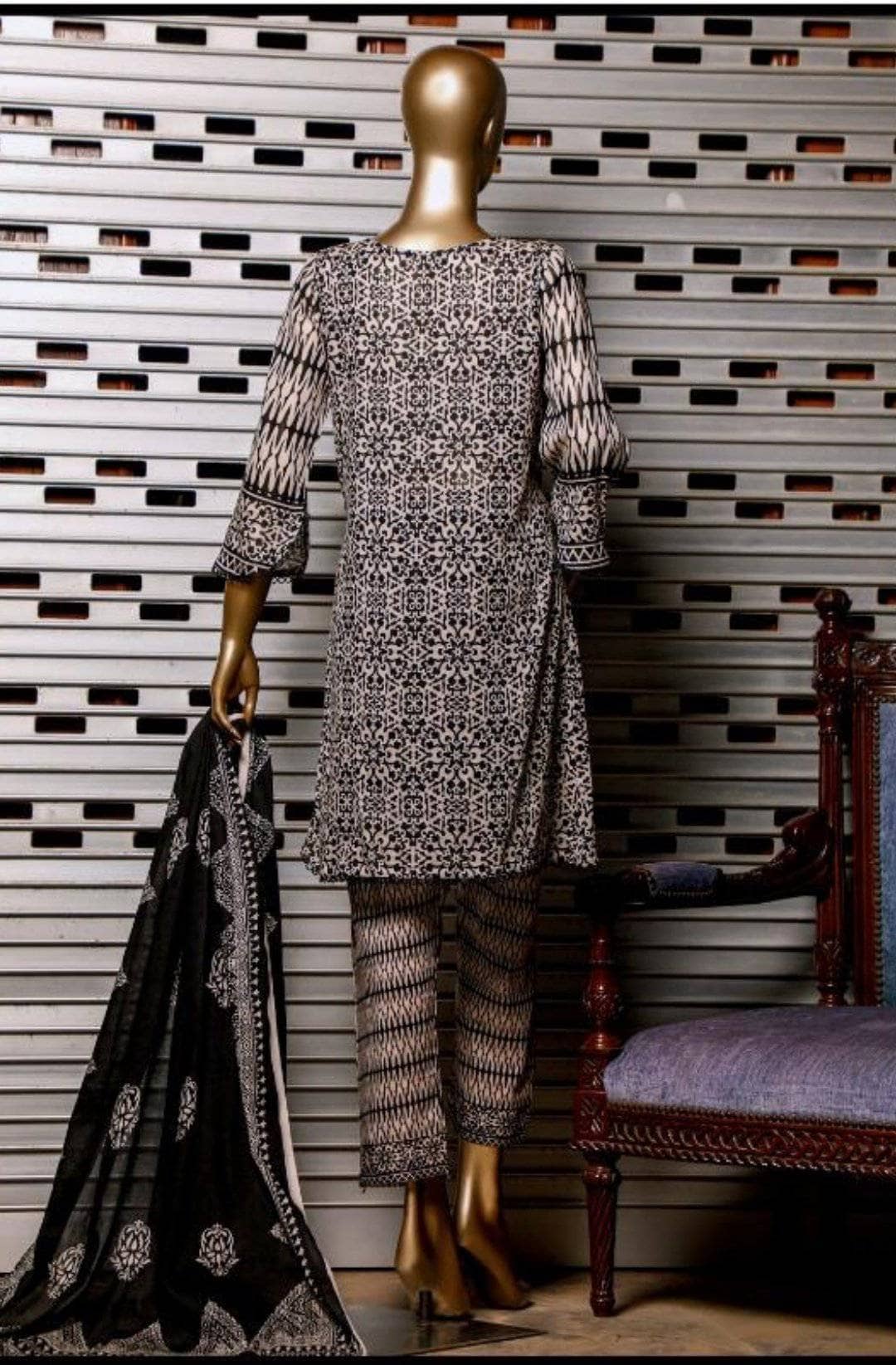 img_rangeli_gold_black_and_white_collection_awwal_boutique