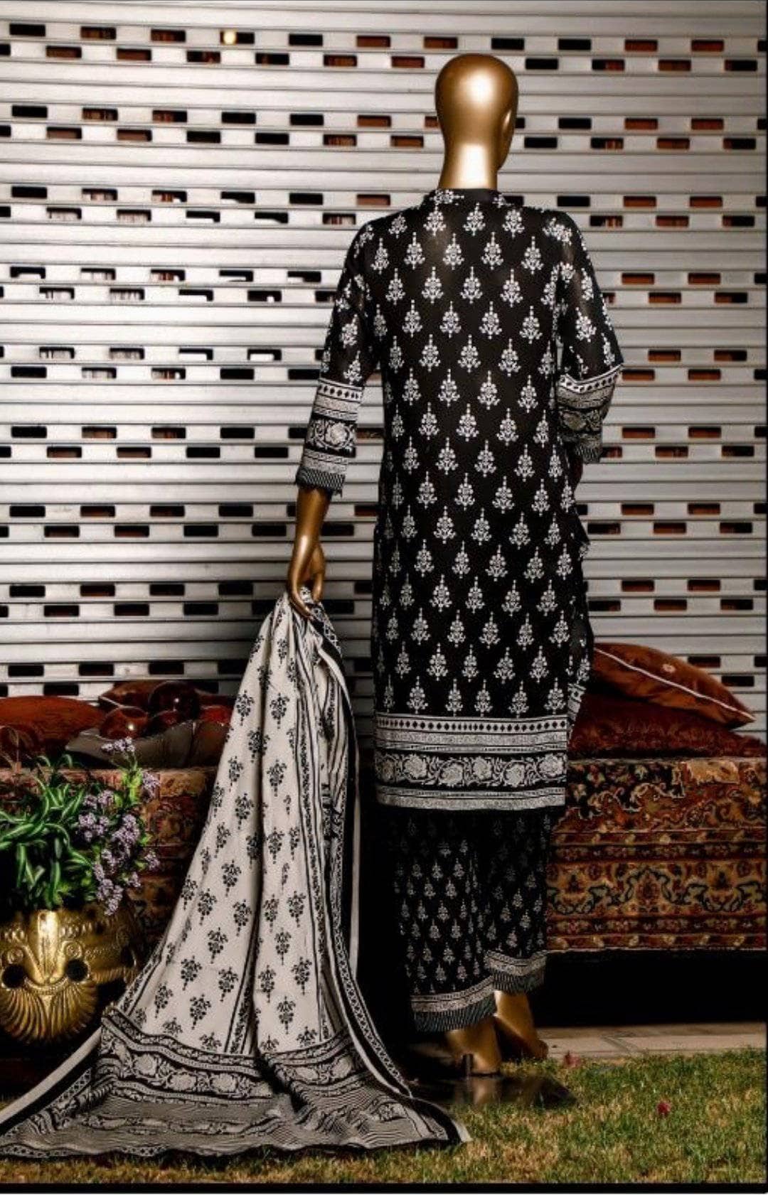 img_rangeli_gold_black_and_white_collection_awwal_boutique