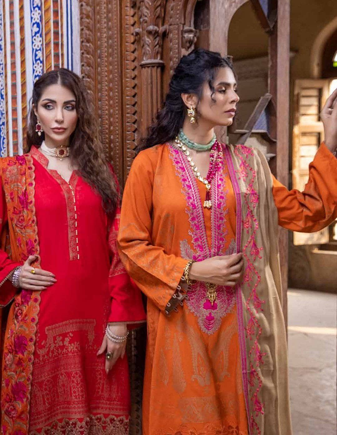 img_charizma_signature_leather_jacquard_woolen_shawl_awwal_boutique