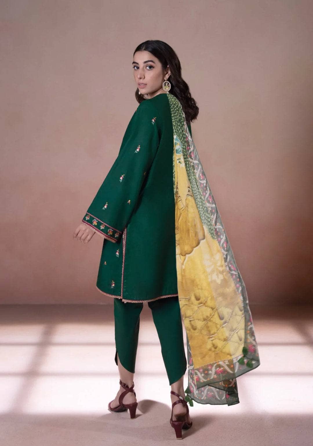 img_sapphire_intermix_awwal_boutique