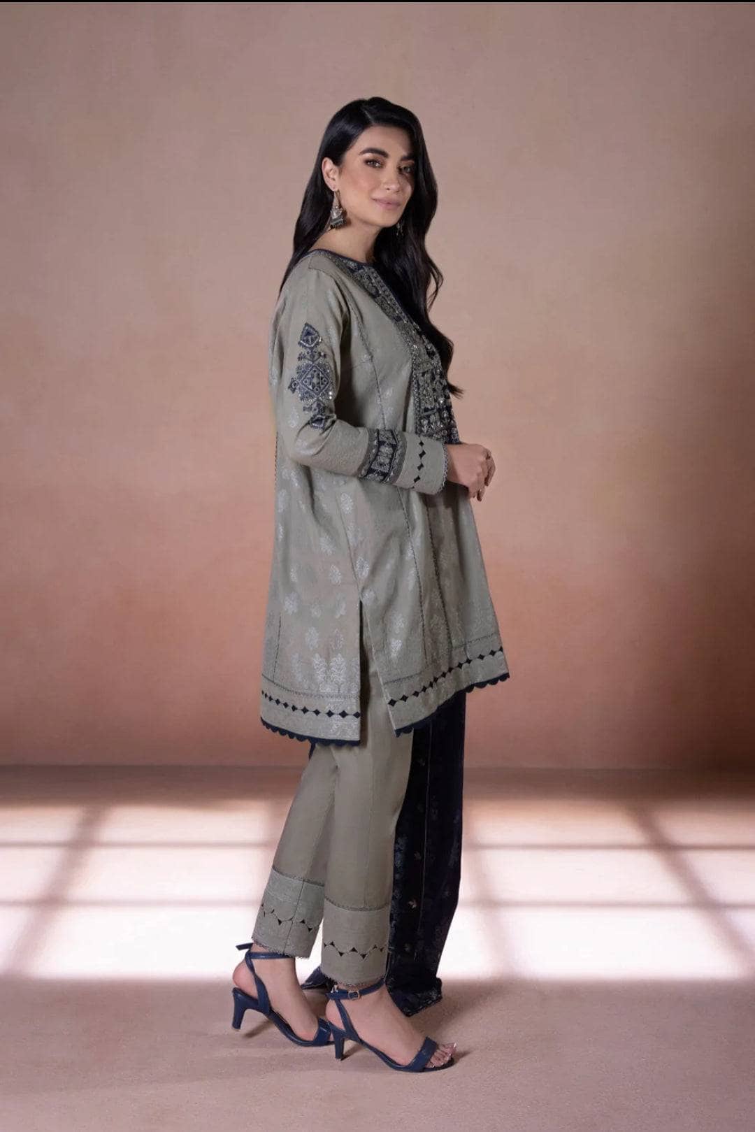 img_sapphire_intermix_2022_awwal_boutique