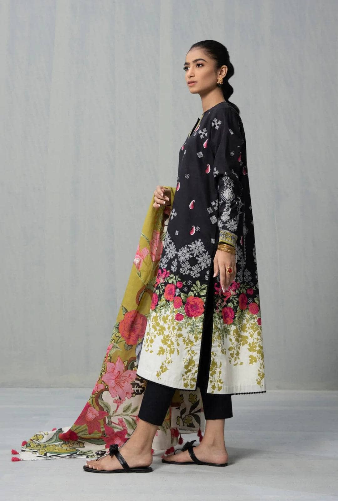 img_sapphire_intermix_2022_awwal_boutique