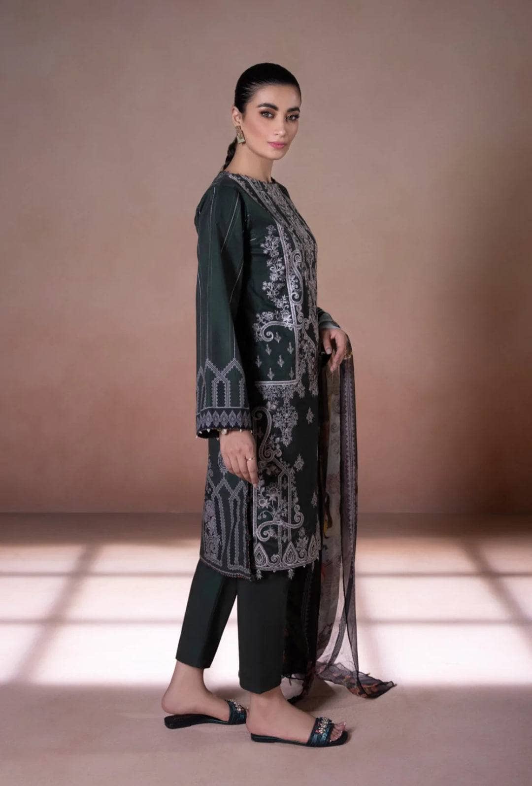 img_sapphire_intermix_2022_awwal_boutique