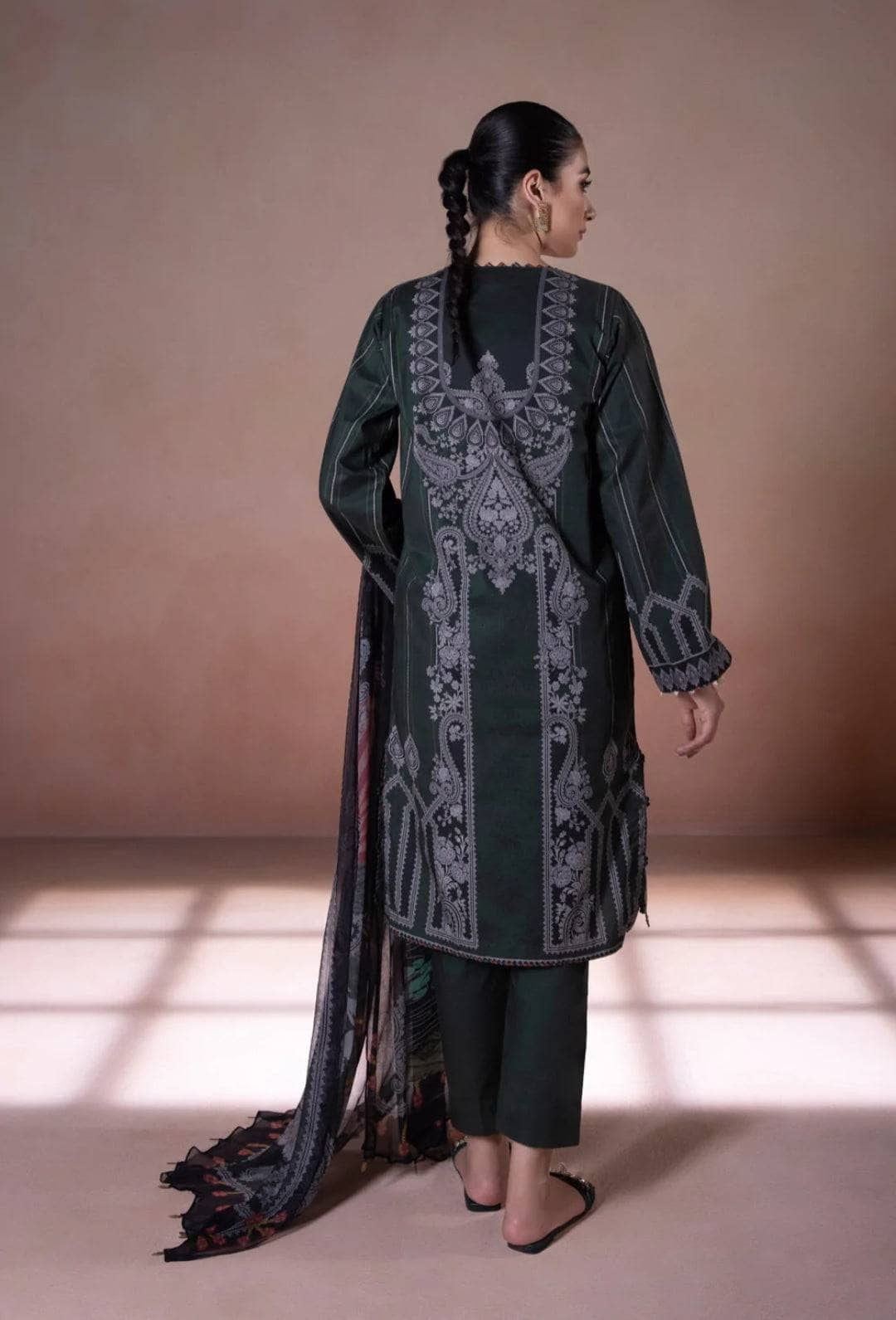 img_sapphire_intermix_2022_awwal_boutique