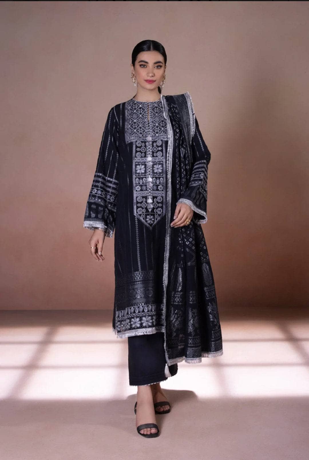 img_sapphire_intermix_2022_awwal_boutique