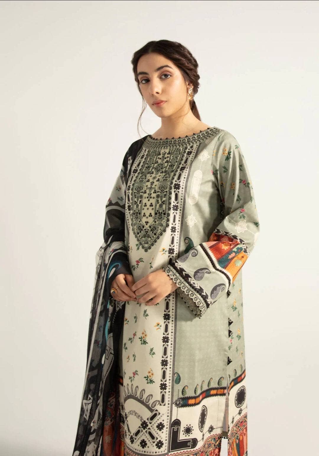 img_sapphire_intermix_2022_awwal_boutique