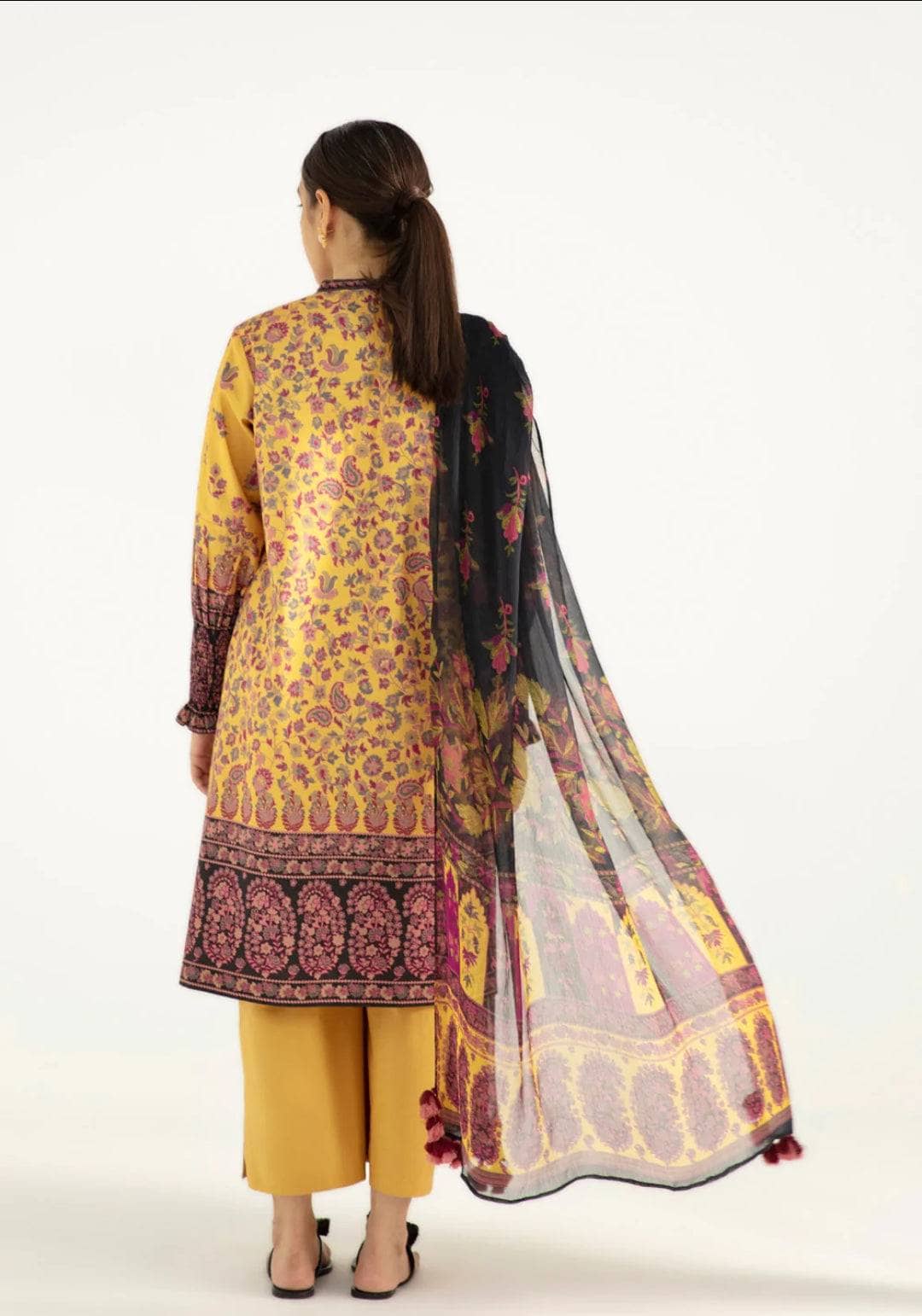 img_sapphire_intermix_2022_awwal_boutique