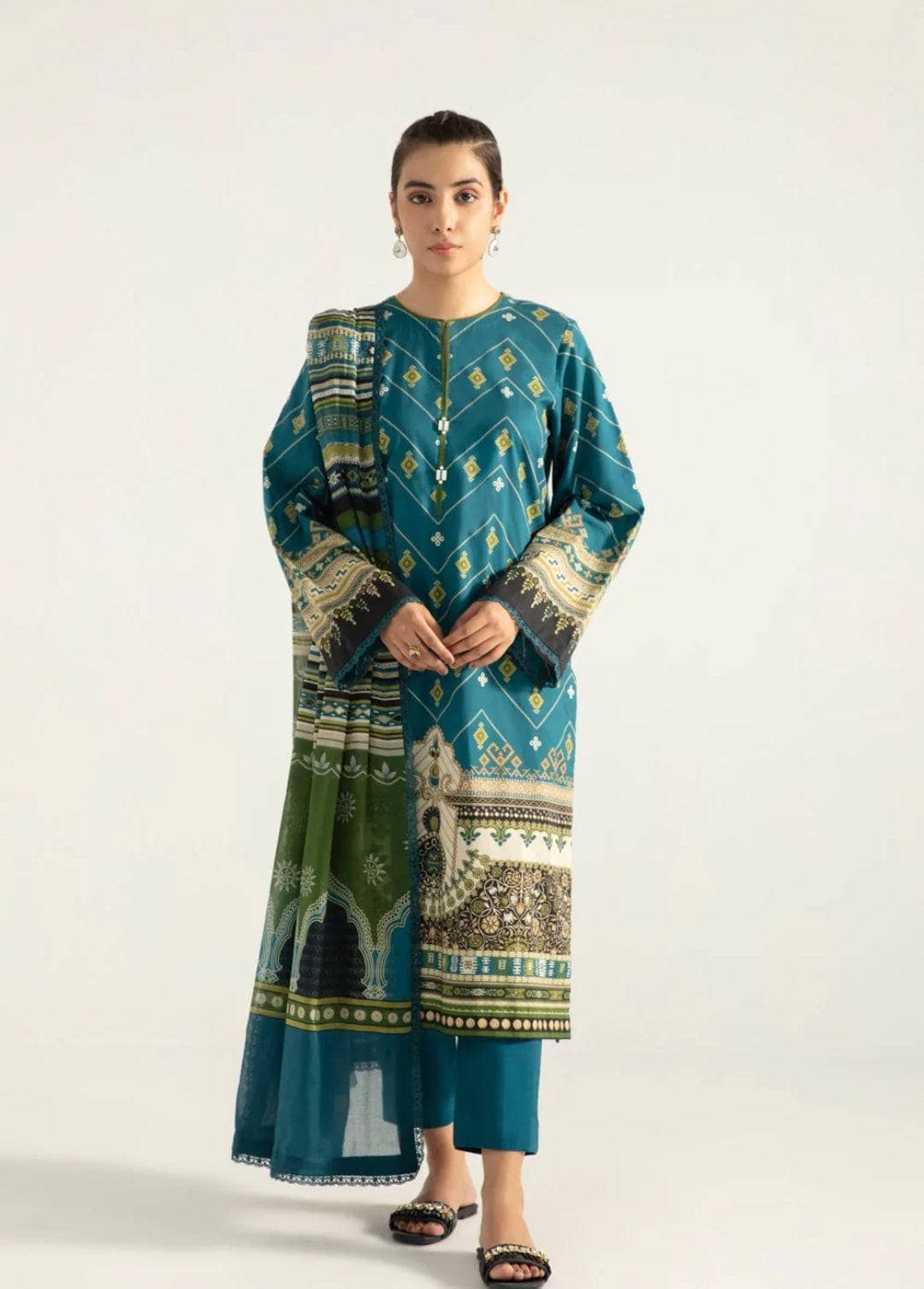 img_sapphire_intermix_2022_awwal_boutique