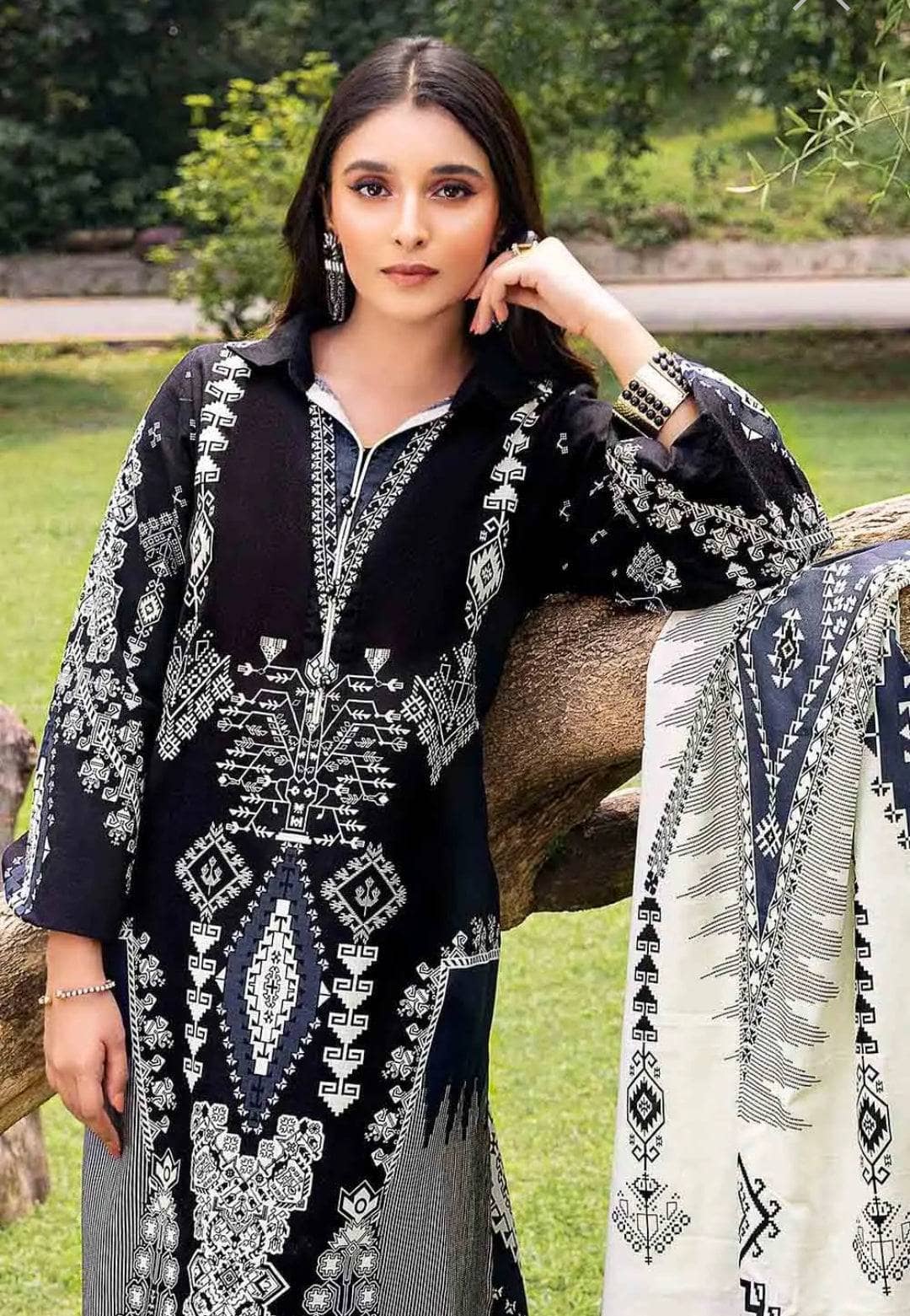 Img_gul_ahmed_khaddar_awwal_boutique