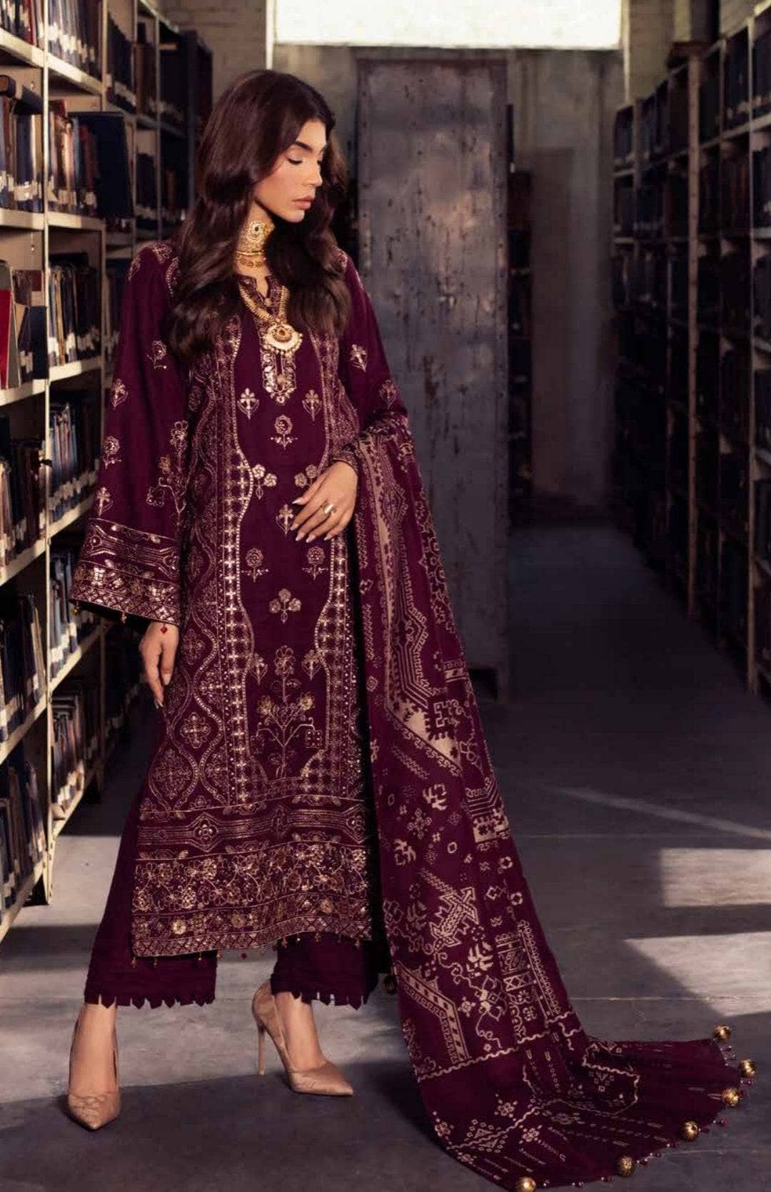 img_nureh_leather_peach_jacquard_shawl_awwal_boutique