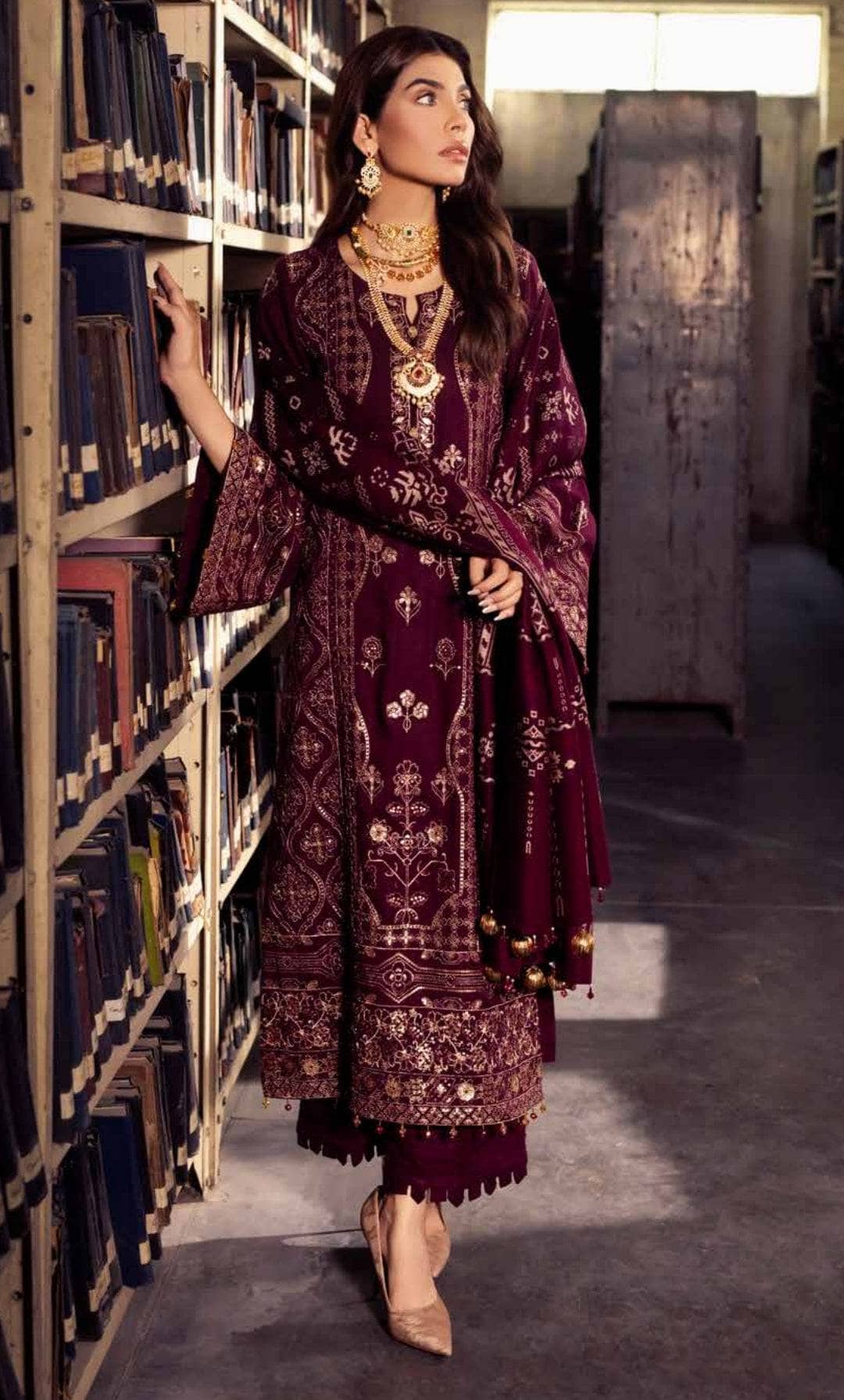 img_nureh_leather_peach_jacquard_shawl_awwal_boutique