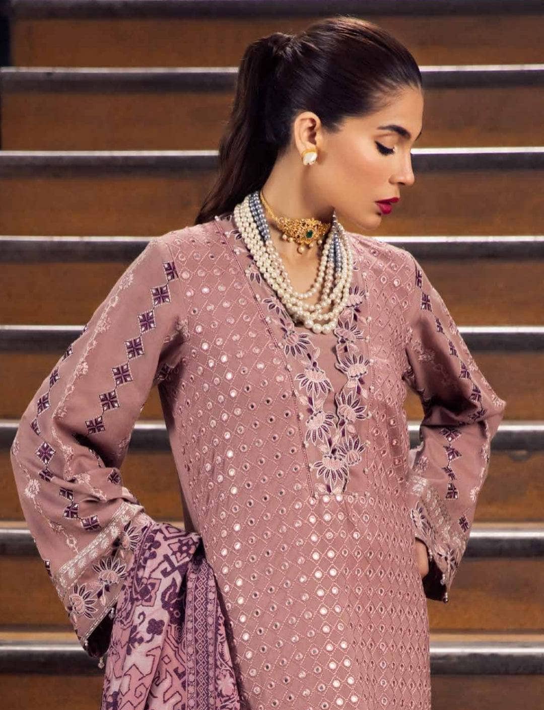 img_nureh_leather_peach_jacquard_shawl_awwal_boutique