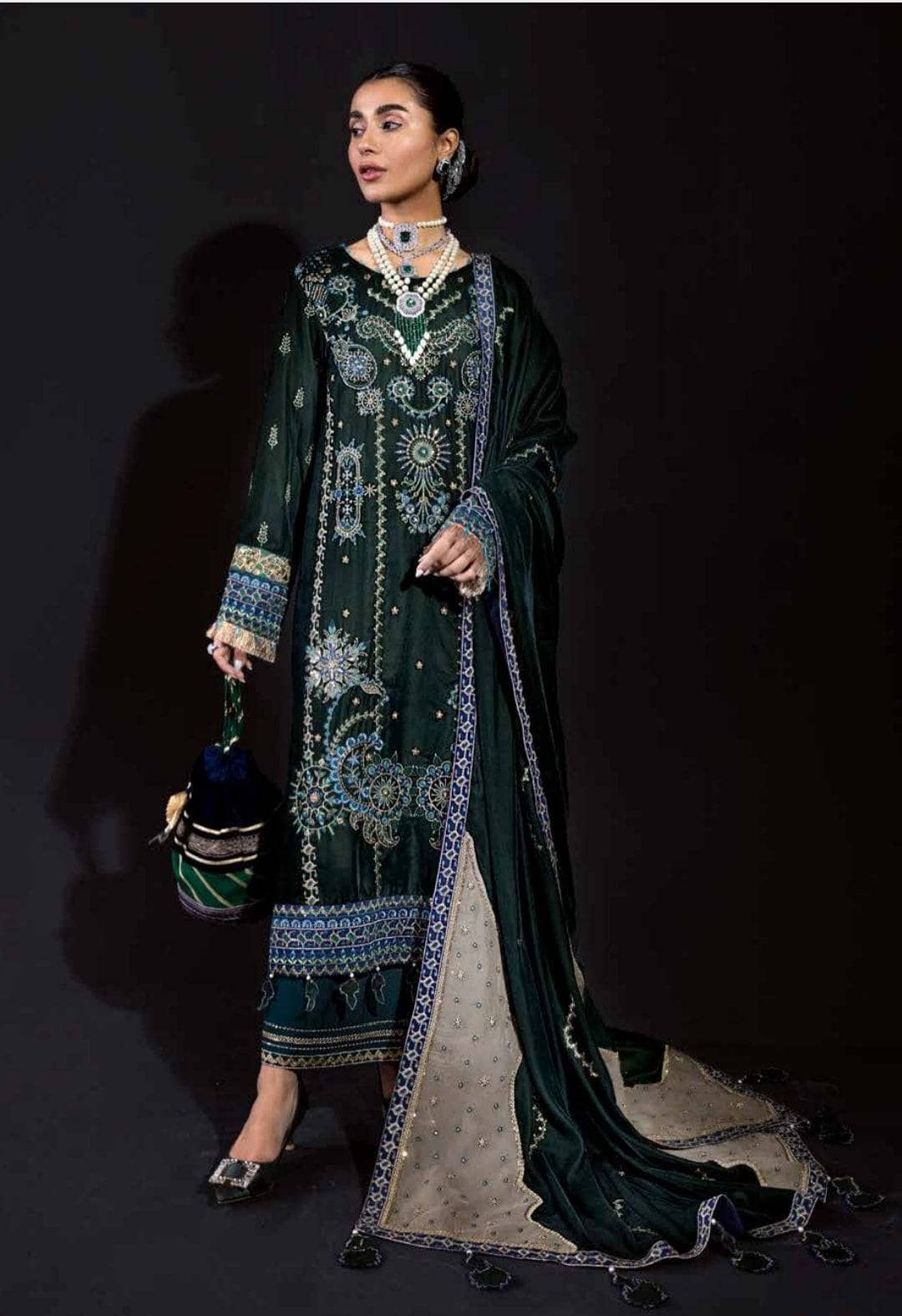 img_nureh_maya_velvet_awwal_boutique