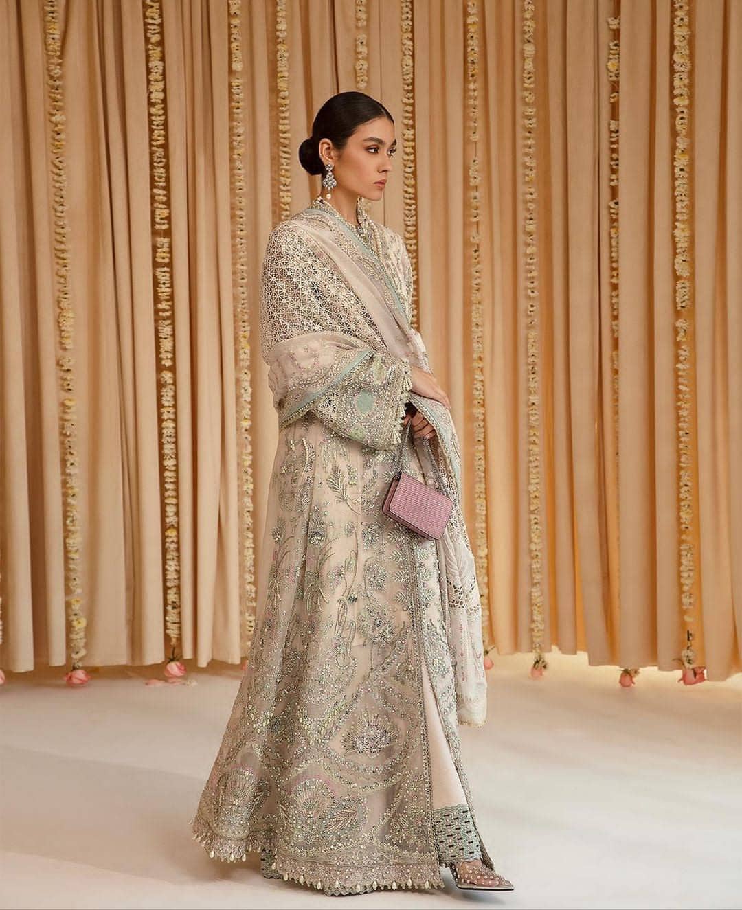 img_suffuse_by_sana_yasir_freesia_2022_wedding_edition_awwal_boutique