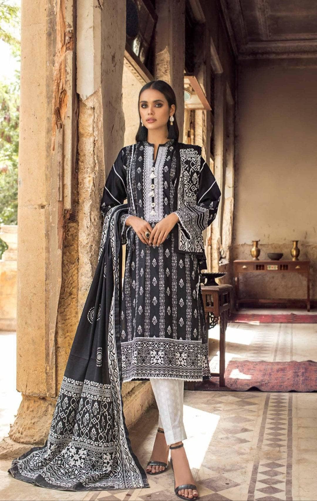 img_gul_ahmed_black_and_white_collection_awwal_boutique