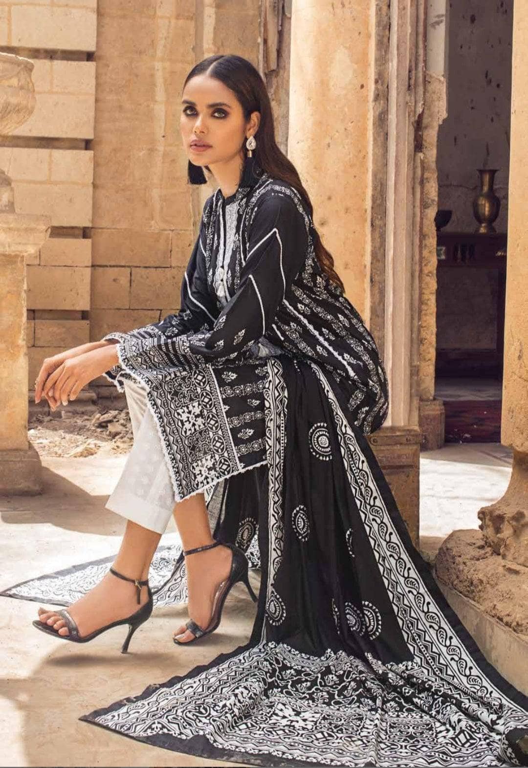 img_gul_ahmed_black_and_white_collection_awwal_boutique