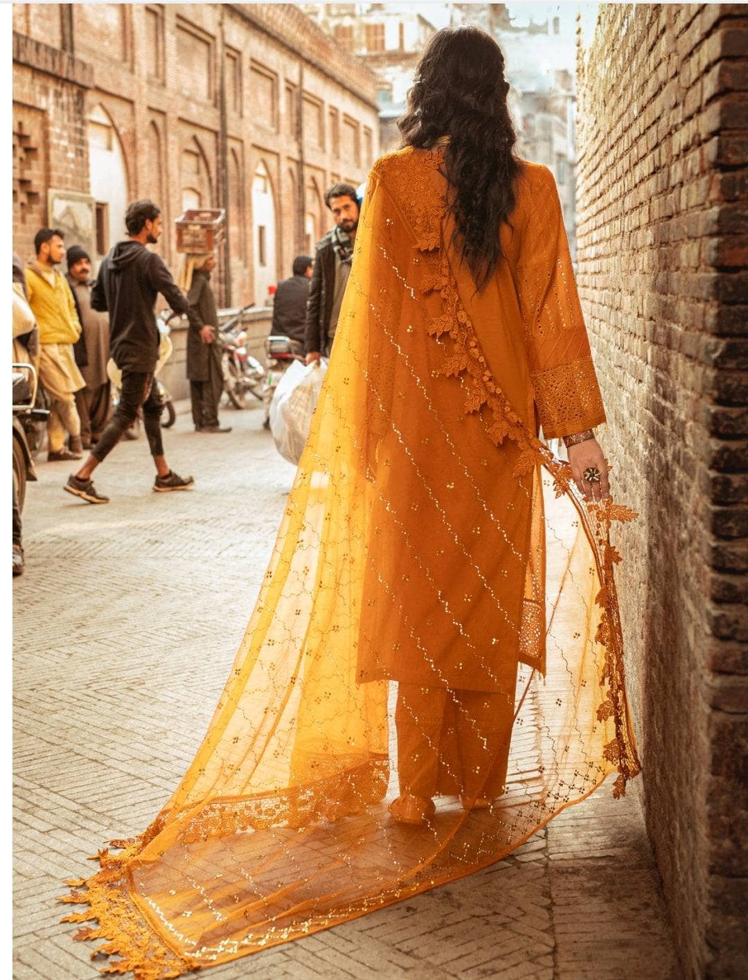 img_nureh_bazar_with_mukesh_dupatta_awwal_boutique